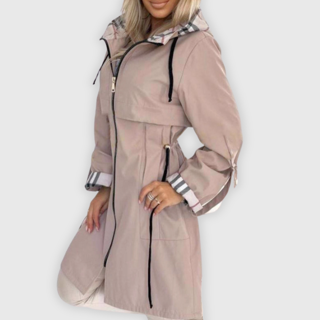 Chaqueta larga con capucha y detalles elegantes