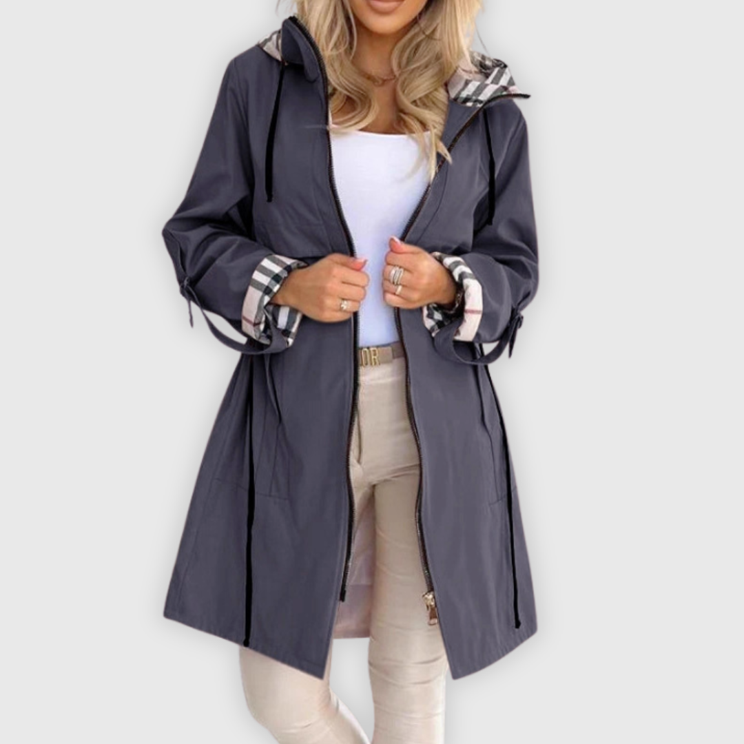 Chaqueta larga con capucha y detalles elegantes