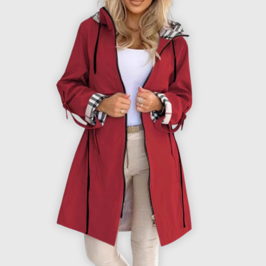 Chaqueta larga con capucha y detalles elegantes