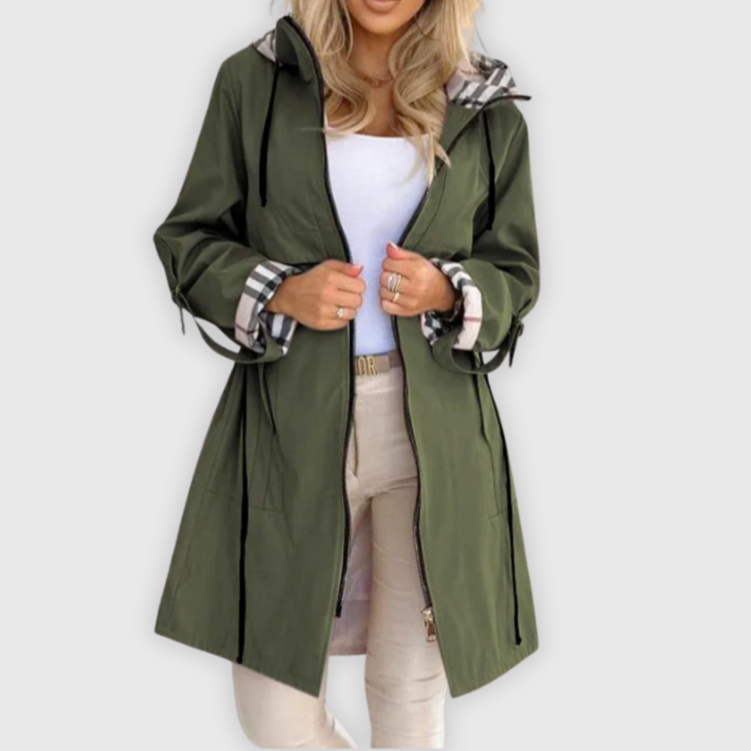 Chaqueta larga con capucha y detalles elegantes