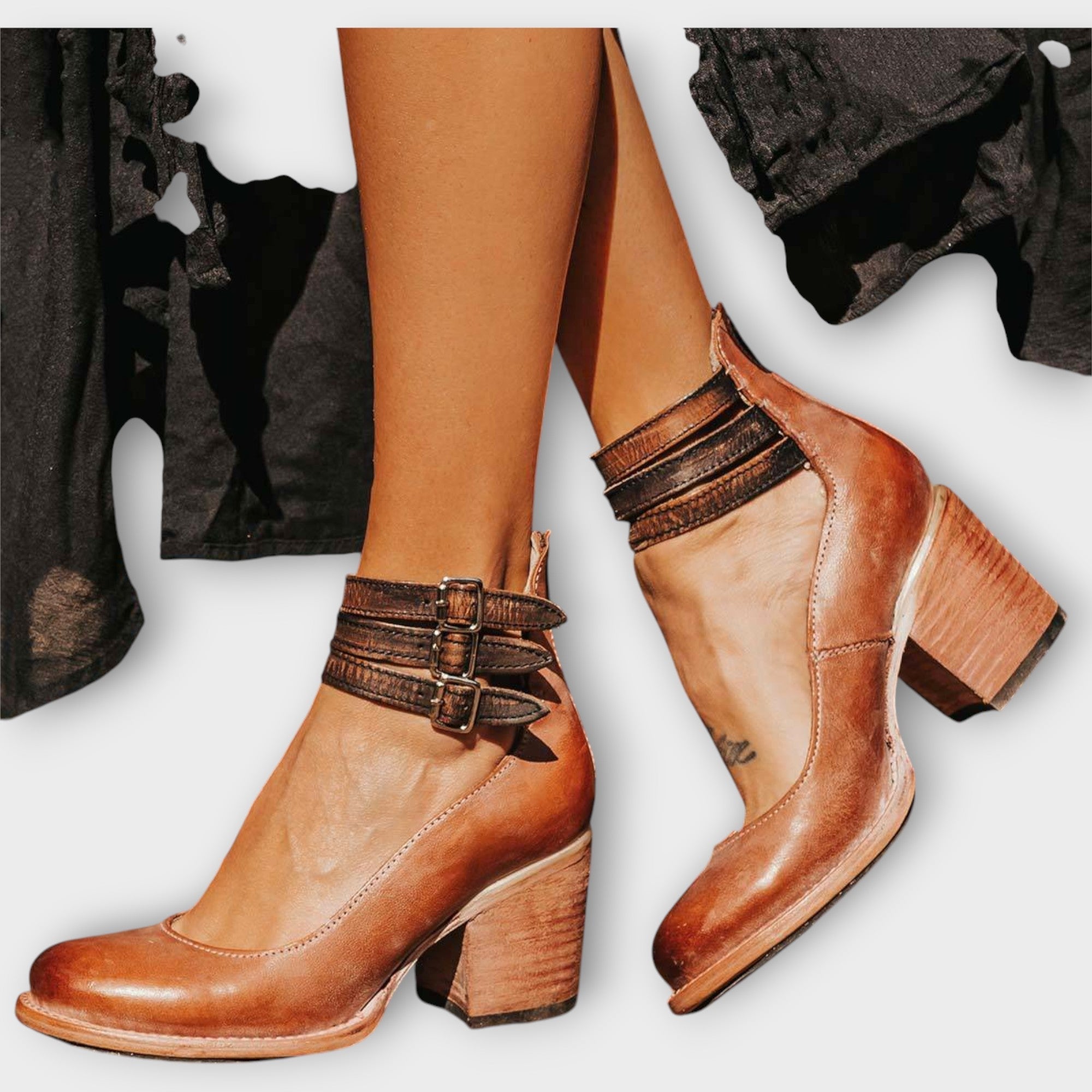 Zapatos con múltiples rayas y tacón grueso.