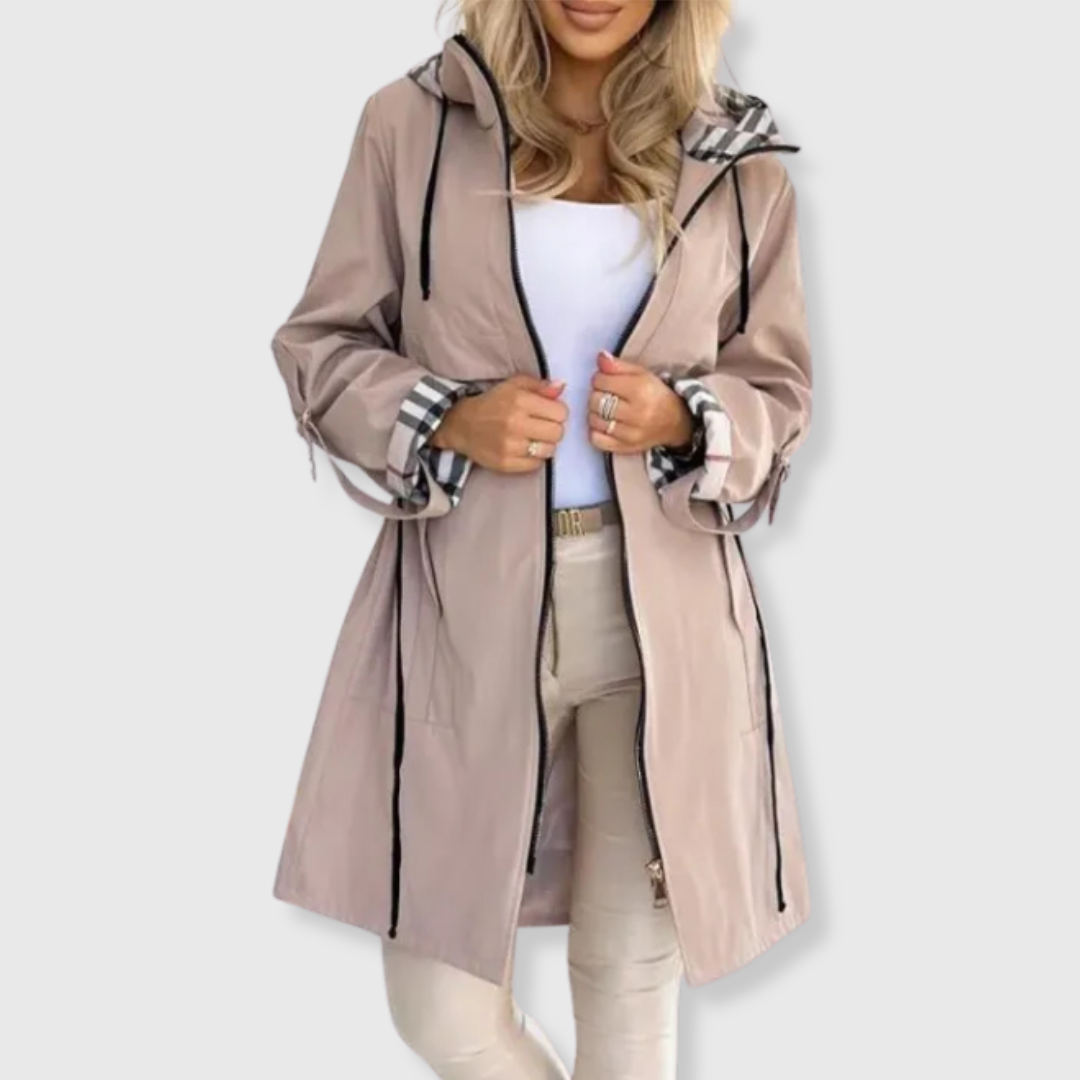 Chaqueta larga con capucha y detalles elegantes