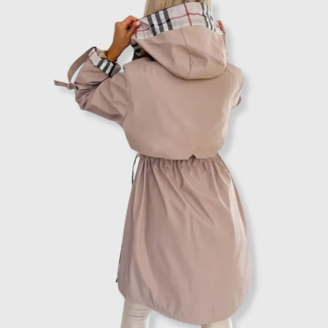 Chaqueta larga con capucha y detalles elegantes