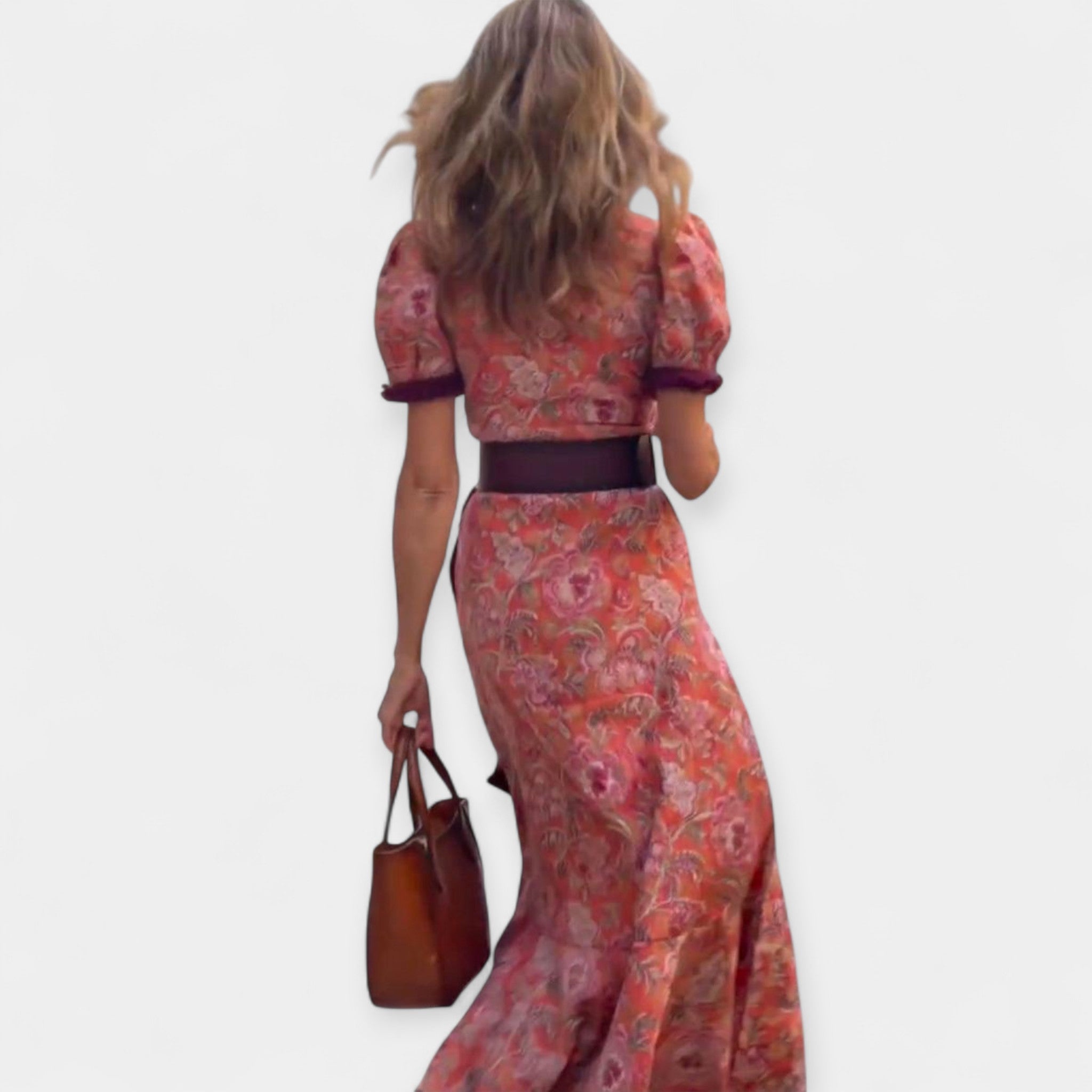 Vestido romántico con cinturón y volantes
