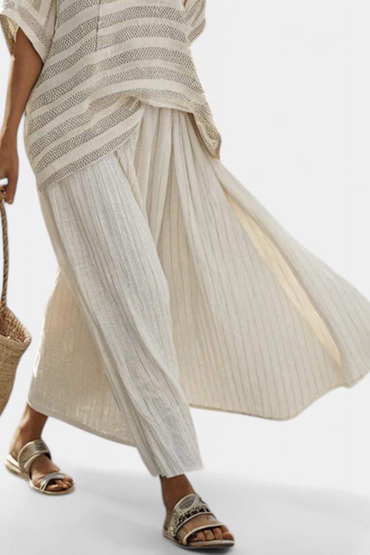 Conjunto de margaritas de lino y bambú con elegante top de rayas y pantalones fluidos para un estilo moderno y cómodo.