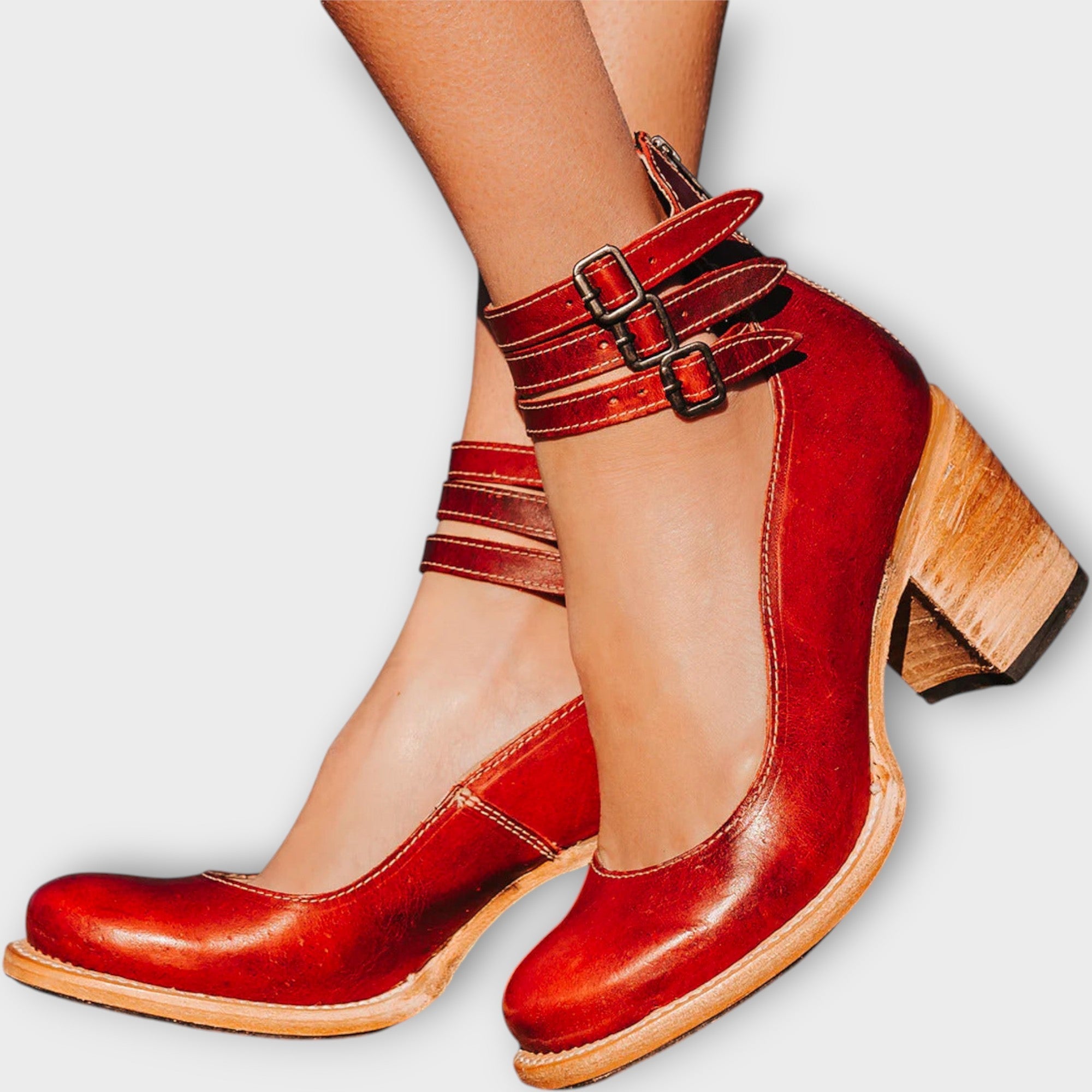 Zapatos con múltiples rayas y tacón grueso.
