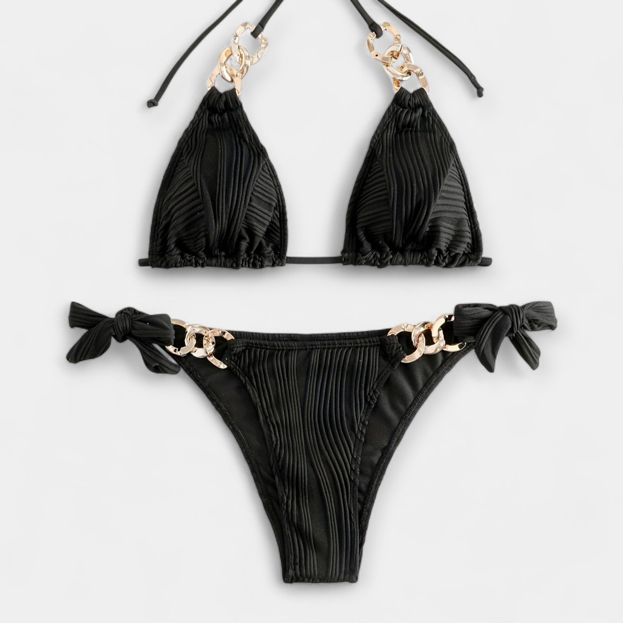 Bikini Moderno con Detalles Dorados
