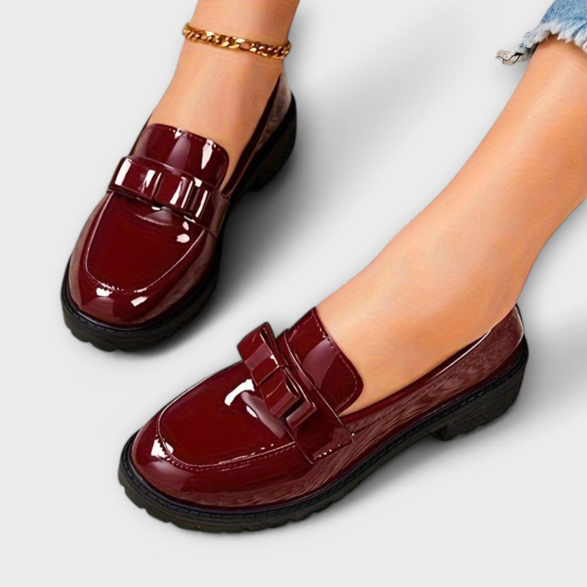 Mocasines negros con lazo de charol para mujer