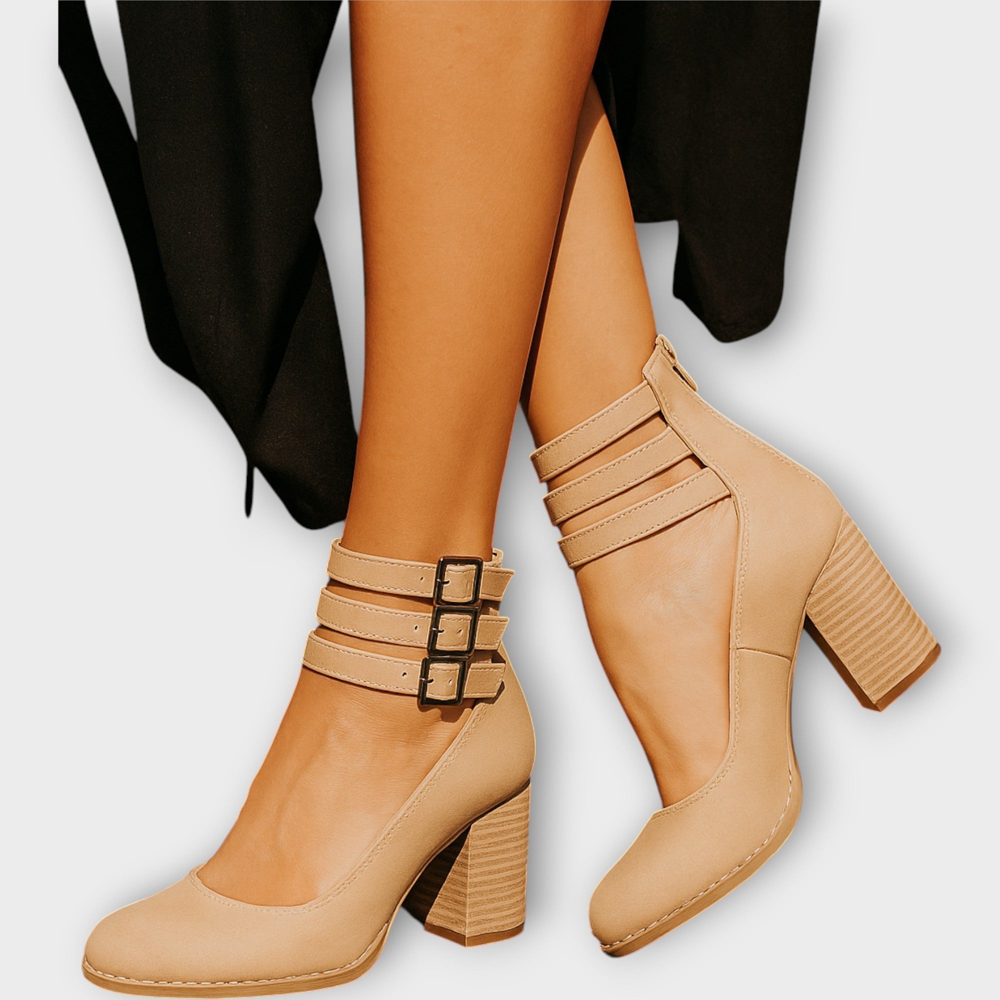 Zapatos con múltiples rayas y tacón grueso.