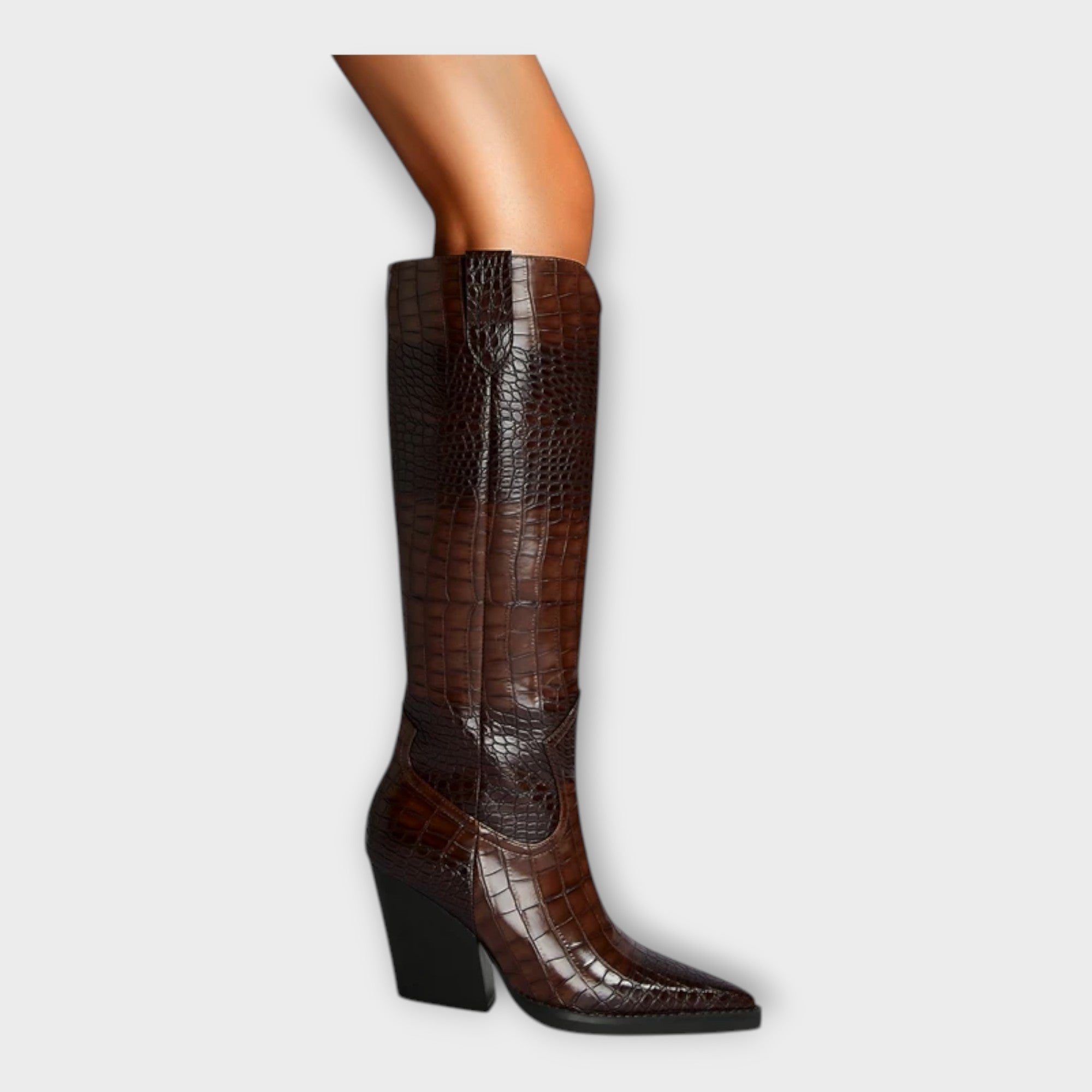 Botas con estampado de cocodrilo y tacón elegante