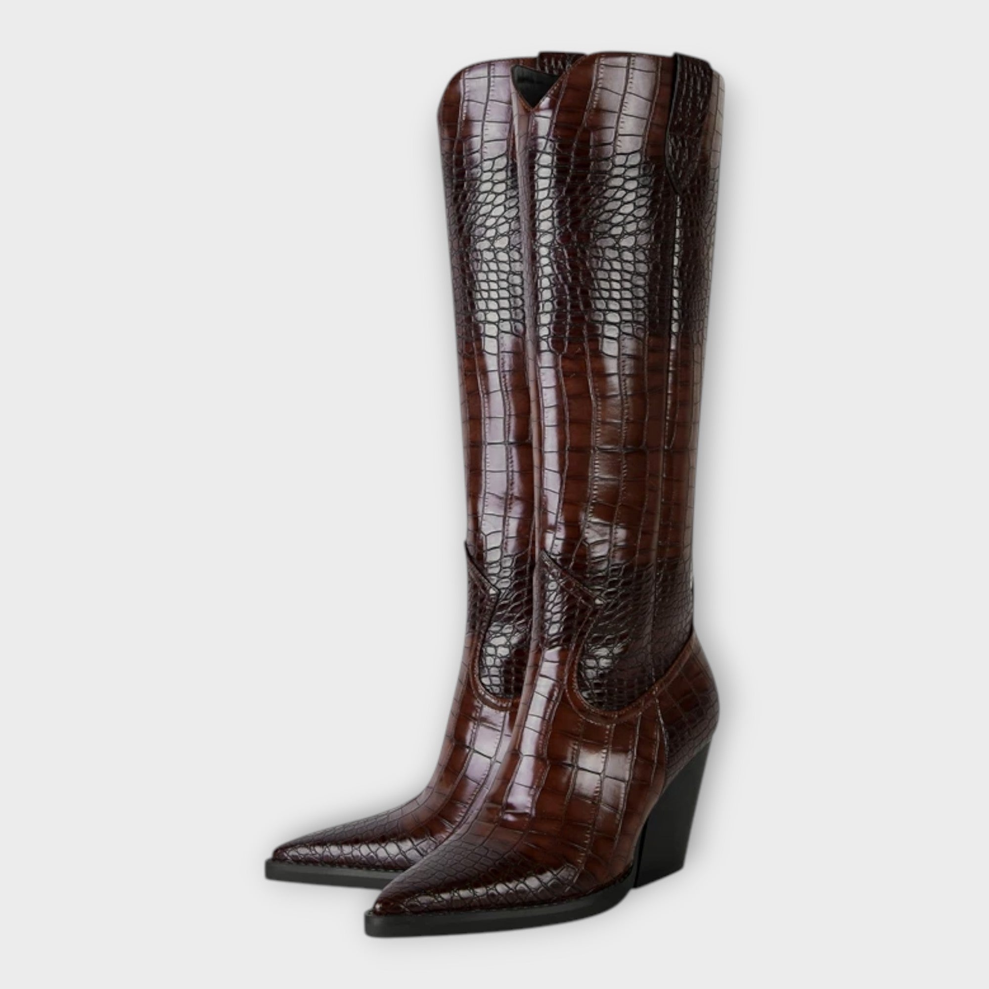Botas con estampado de cocodrilo y tacón elegante