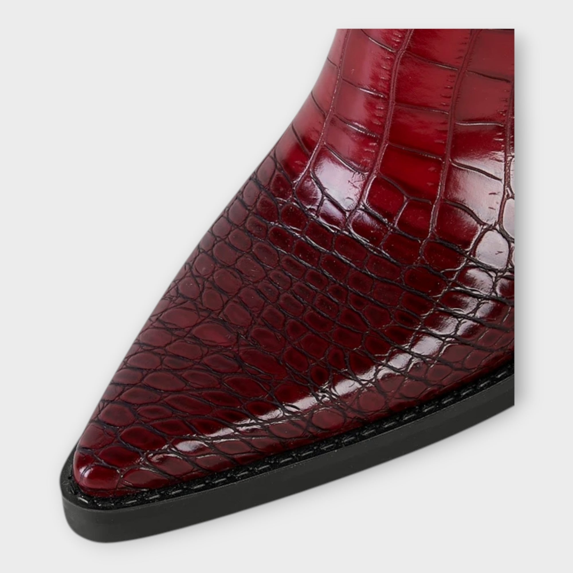 Botas con estampado de cocodrilo y tacón elegante