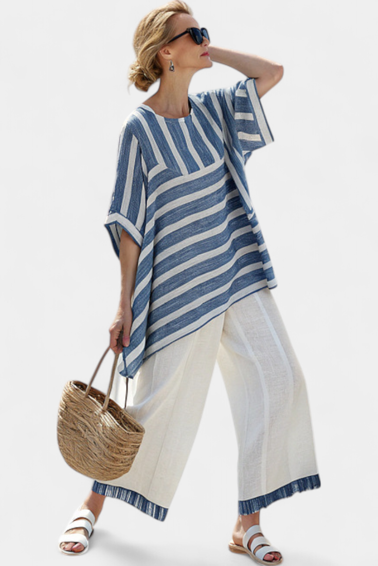 Elegante conjunto de lino mediterráneo con rayas azules y pantalón con ribete para un look fresco y elegante.