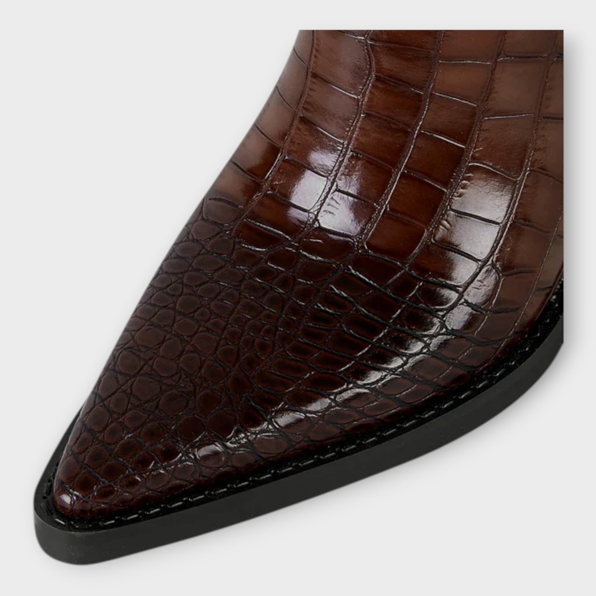 Botas con estampado de cocodrilo y tacón elegante