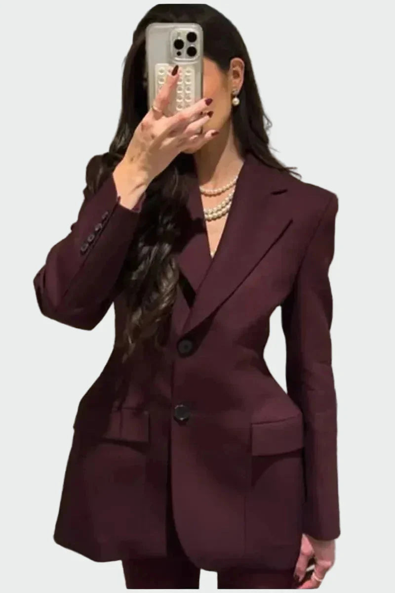 Chaqueta con líneas y botones impresionantes