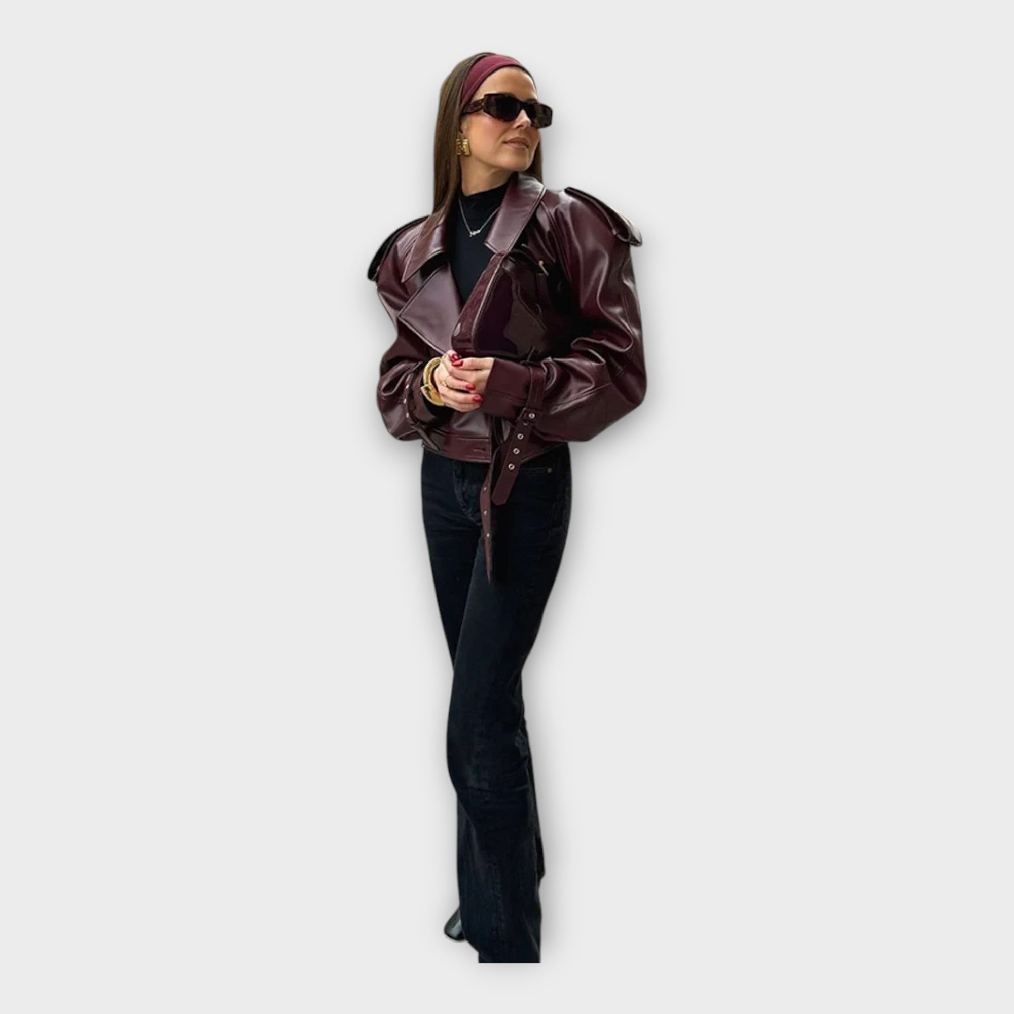 Chaqueta de cuero con cinturón y detalles modernos