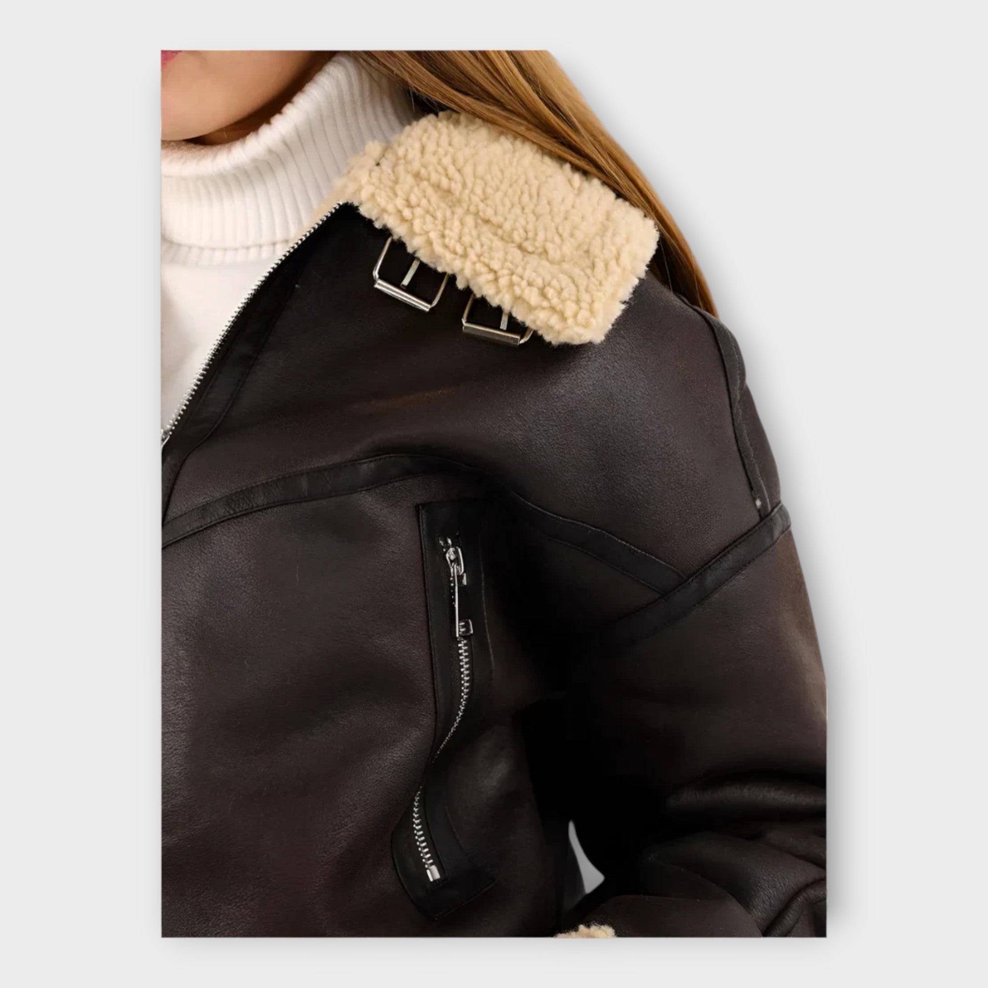 Chaqueta de cuero moderna con cinturón y cremallera
