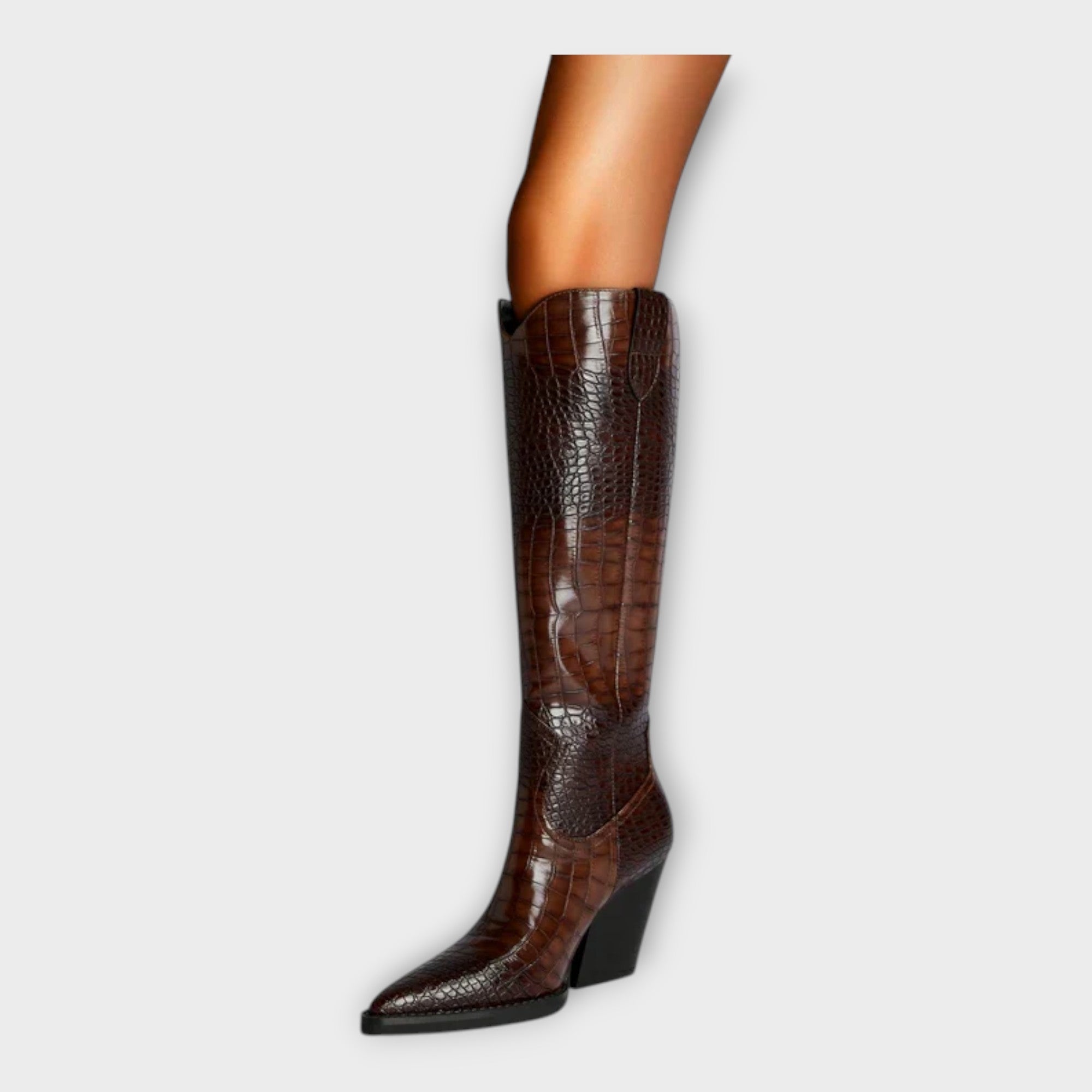 Botas con estampado de cocodrilo y tacón elegante