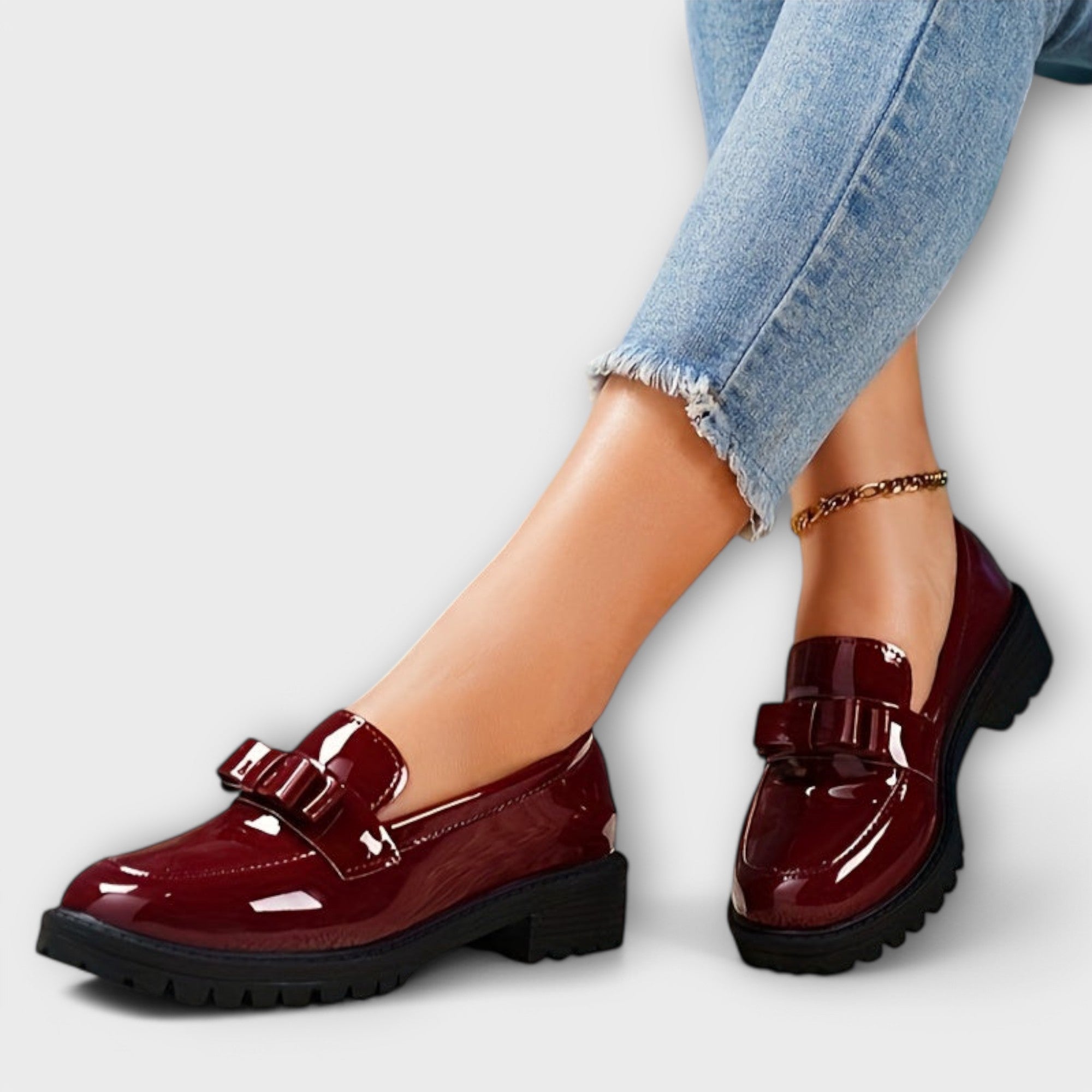Mocasines negros con lazo de charol para mujer