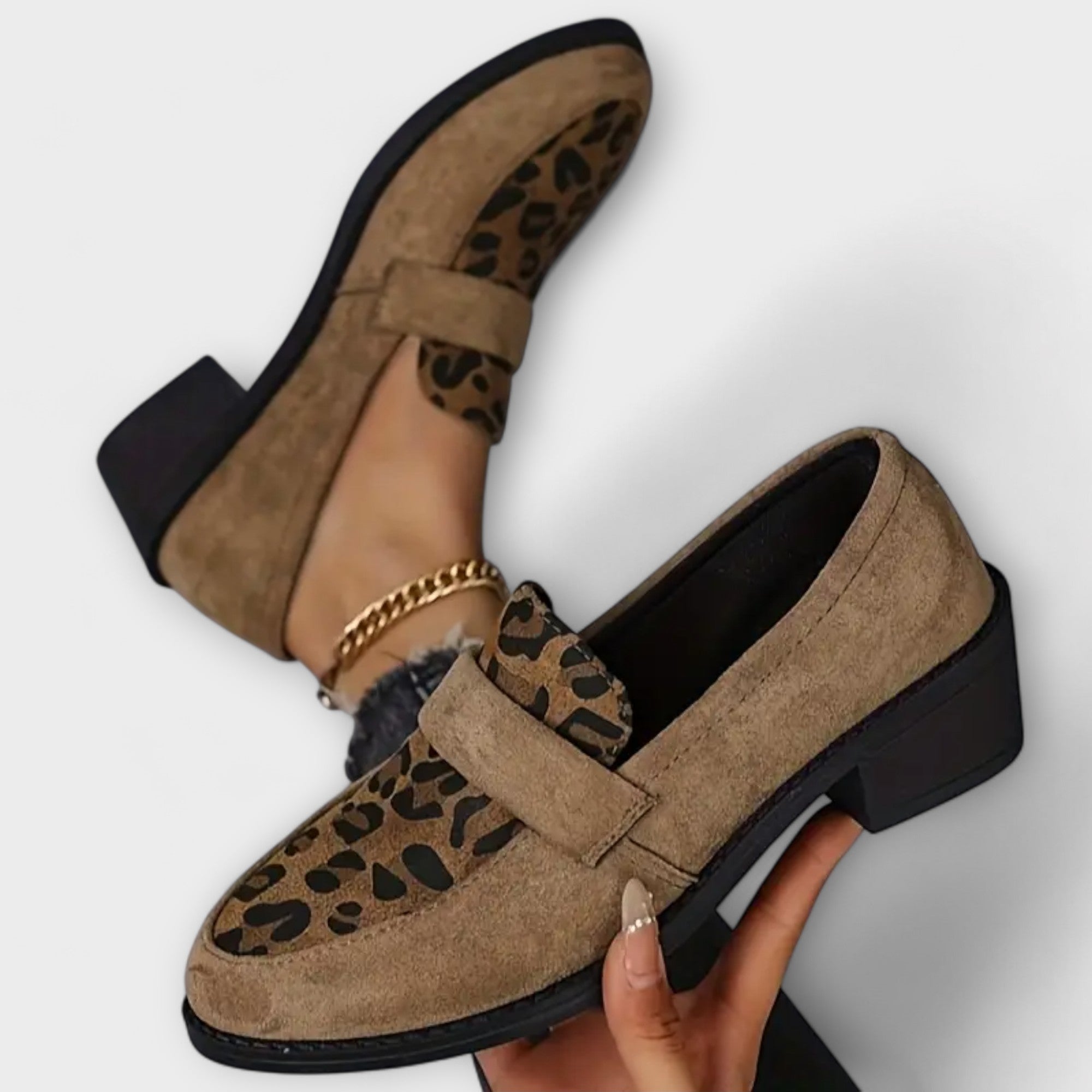 Zapatos de mujer elegantes con estampado de leopardo.