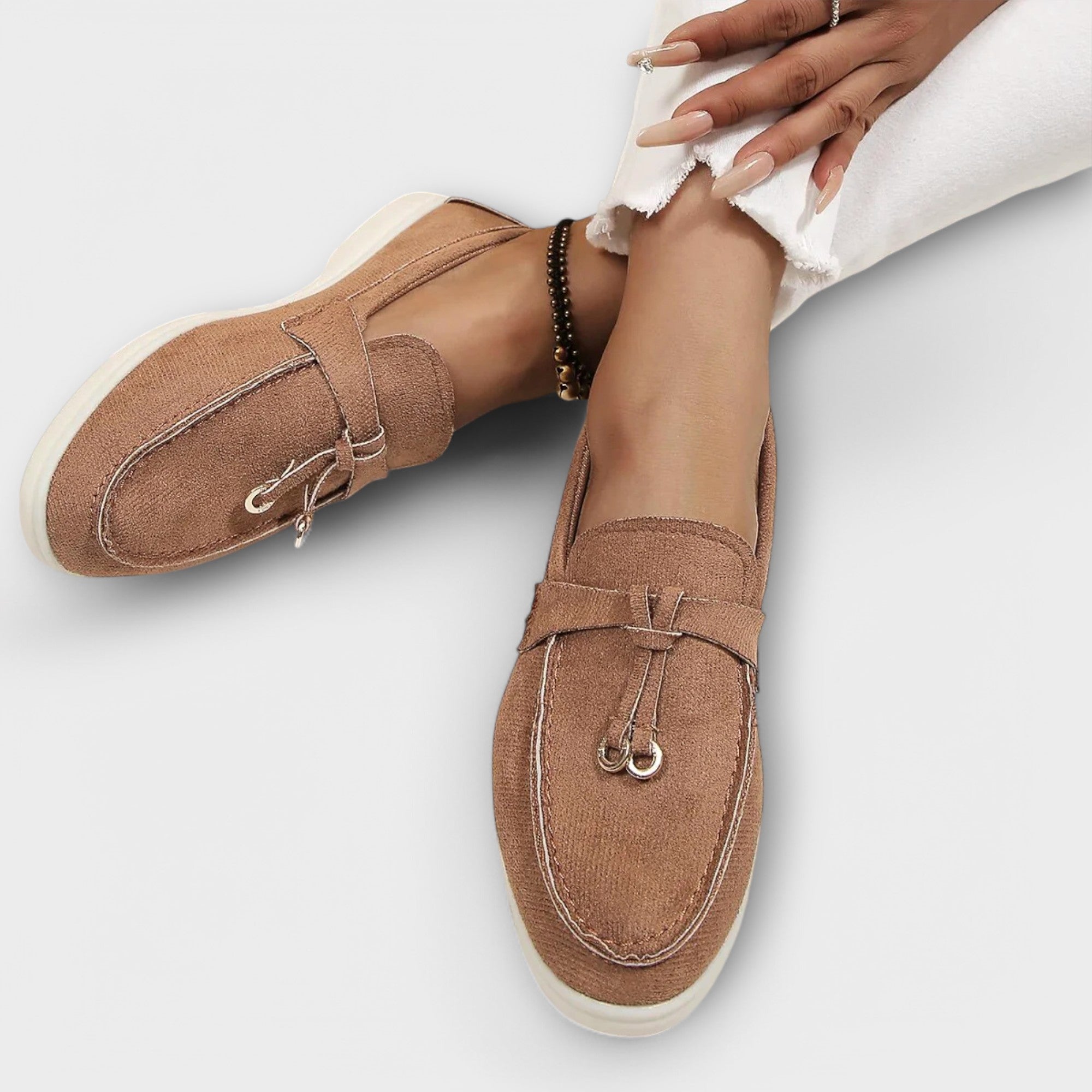 Mocasines beige para mujer con encaje decorativo