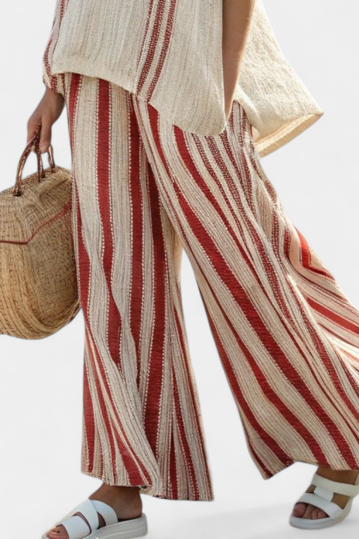 Impresionante traje de dos piezas con margaritas a rayas rojas y textura natural