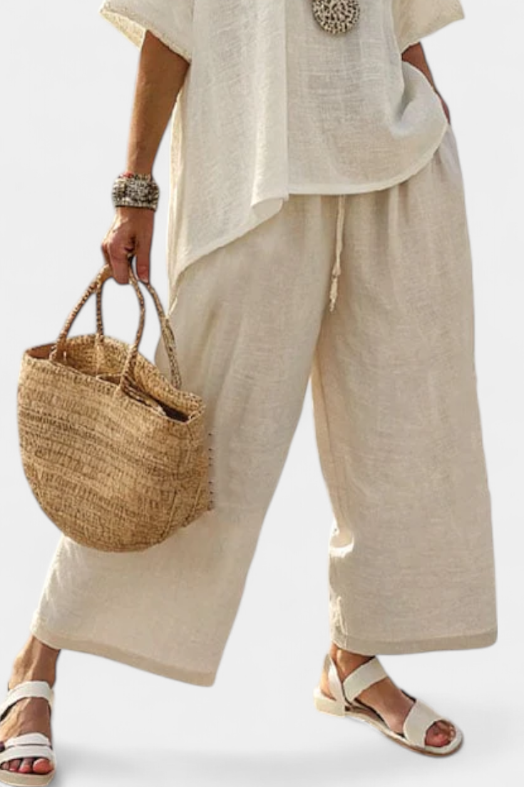 Mono minimalista Daisy en tonos naturales con blusa oversize y pantalón ancho para un estilo sencillo y elegante.
