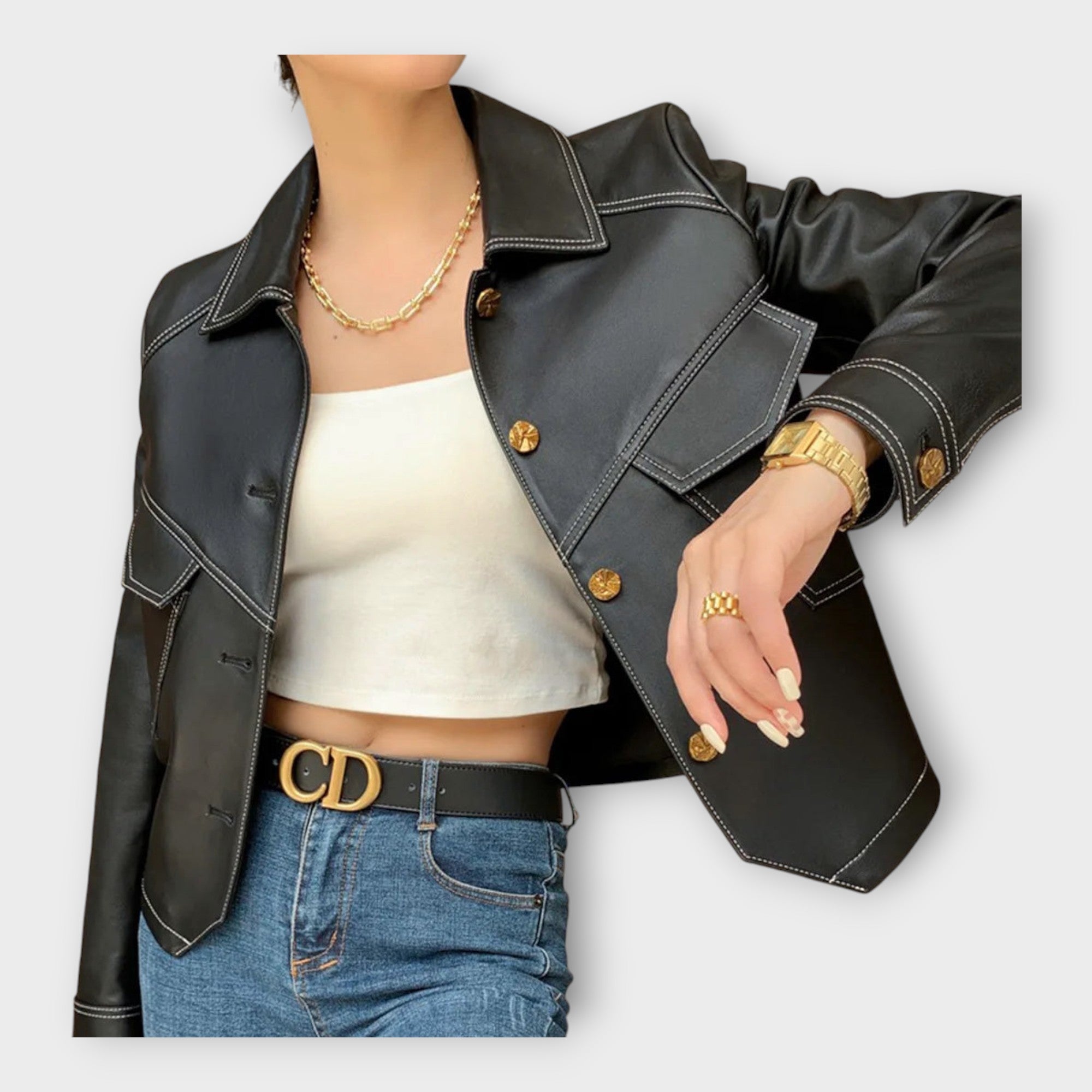Elegante chaqueta de cuero con diseño moderno y estética refinada.