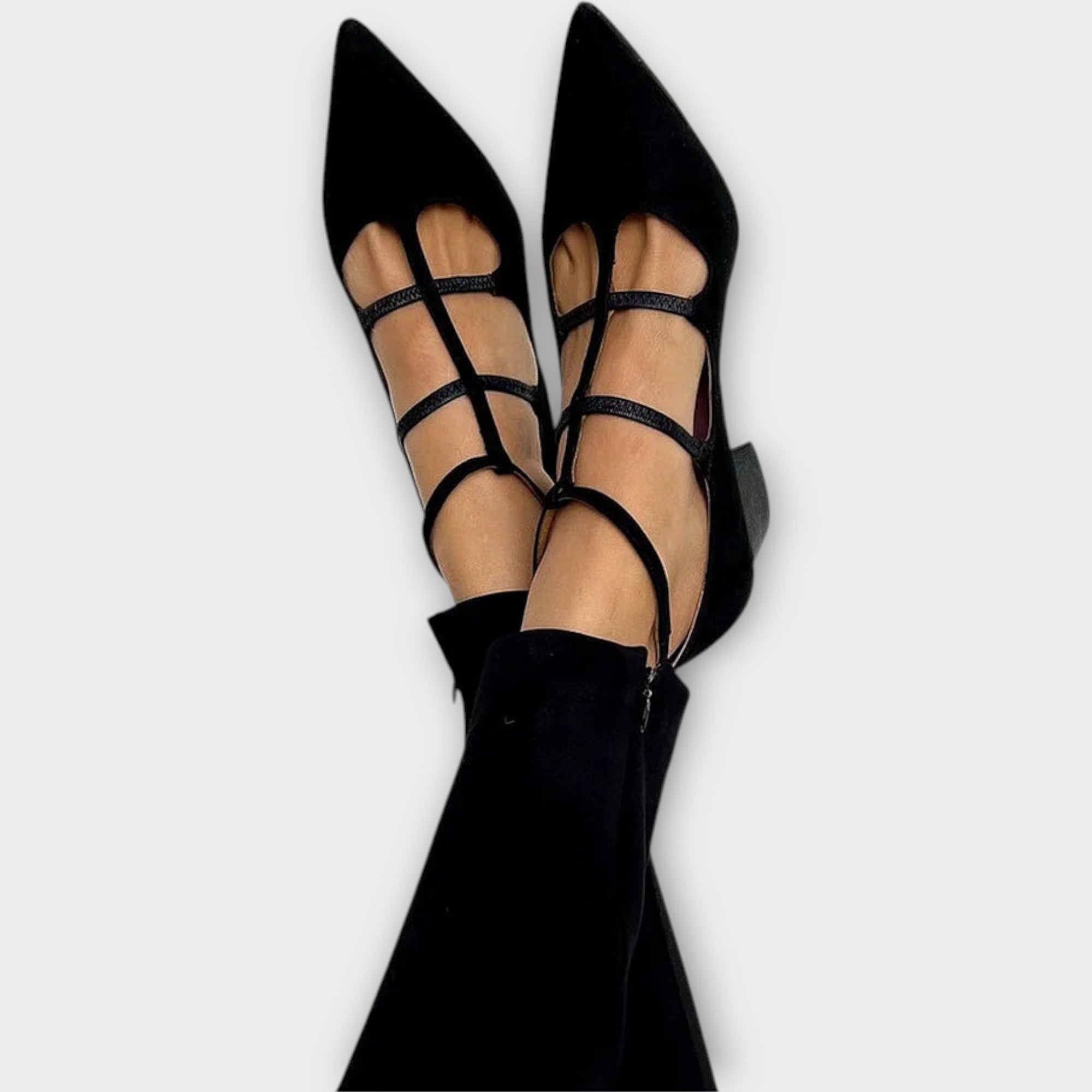 Tacones de punta puntiaguda con tiras entrecruzadas