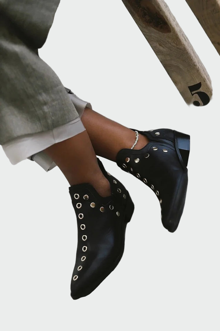 Bota con tachuelas y punta puntiaguda