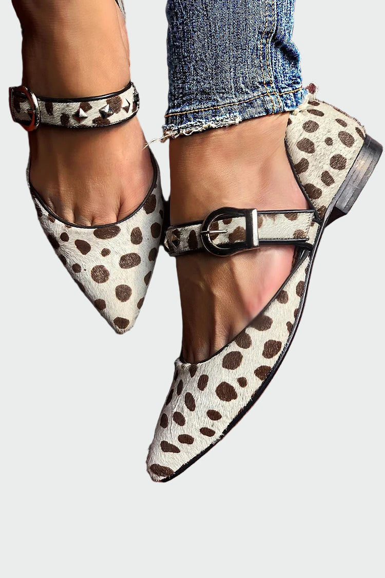 Bailarina con punta puntiaguda y tiras de leopardo