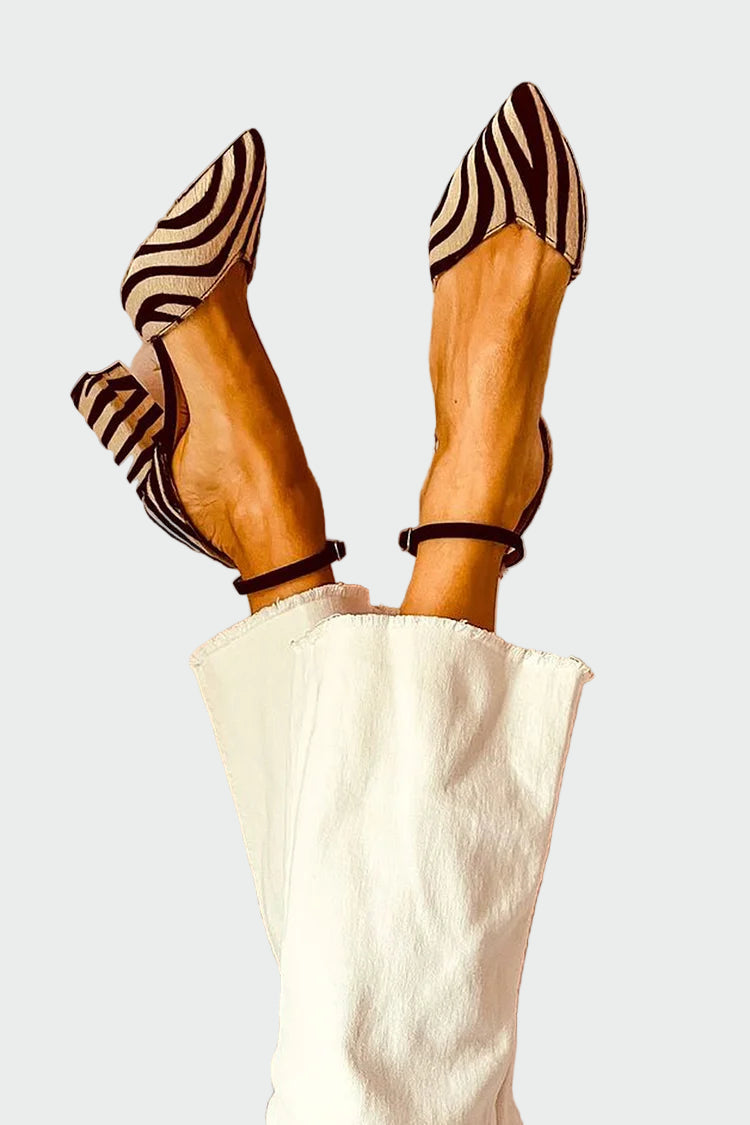Tacones de punta puntiaguda con estampado de cebra y tiras