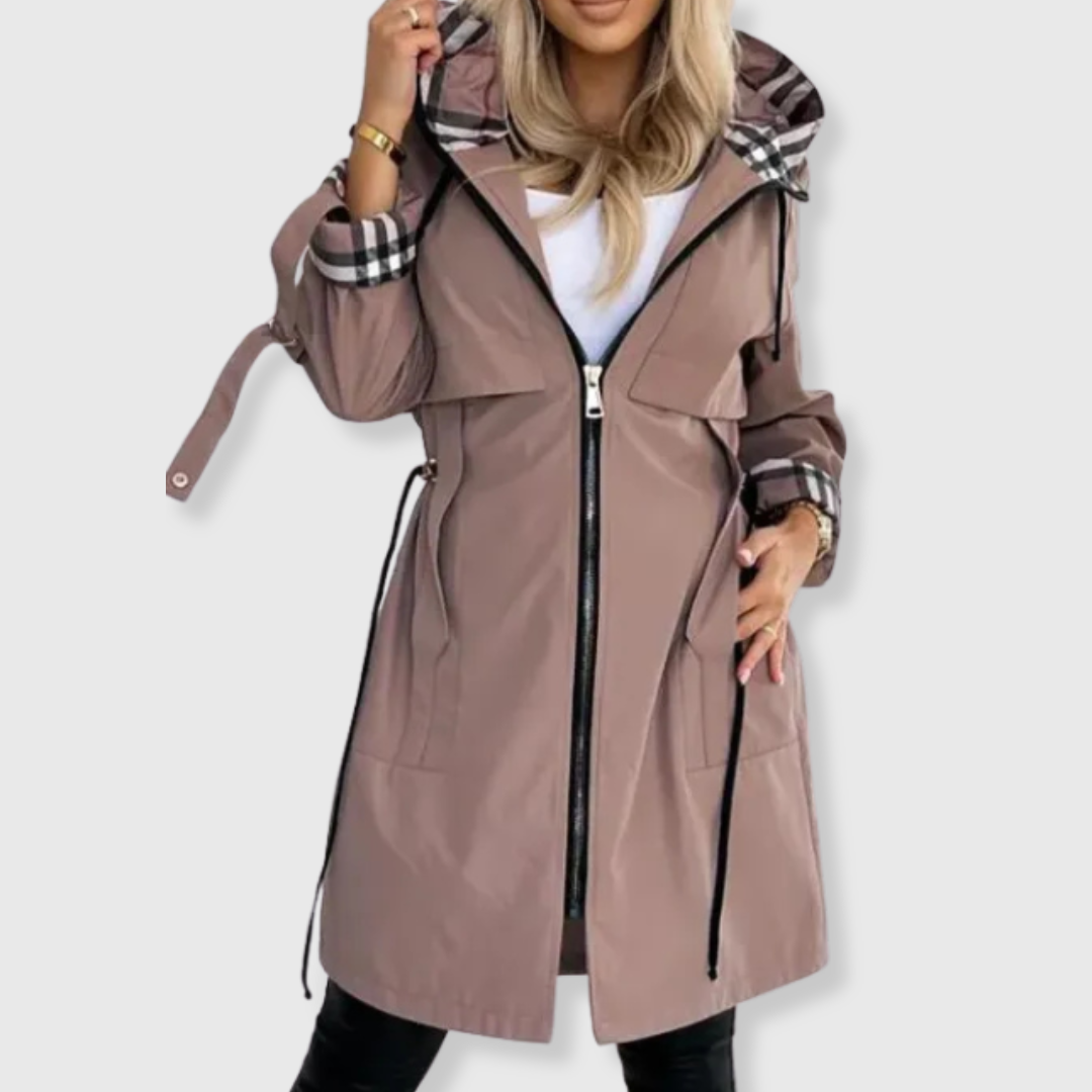 Chaqueta larga con capucha y detalles elegantes