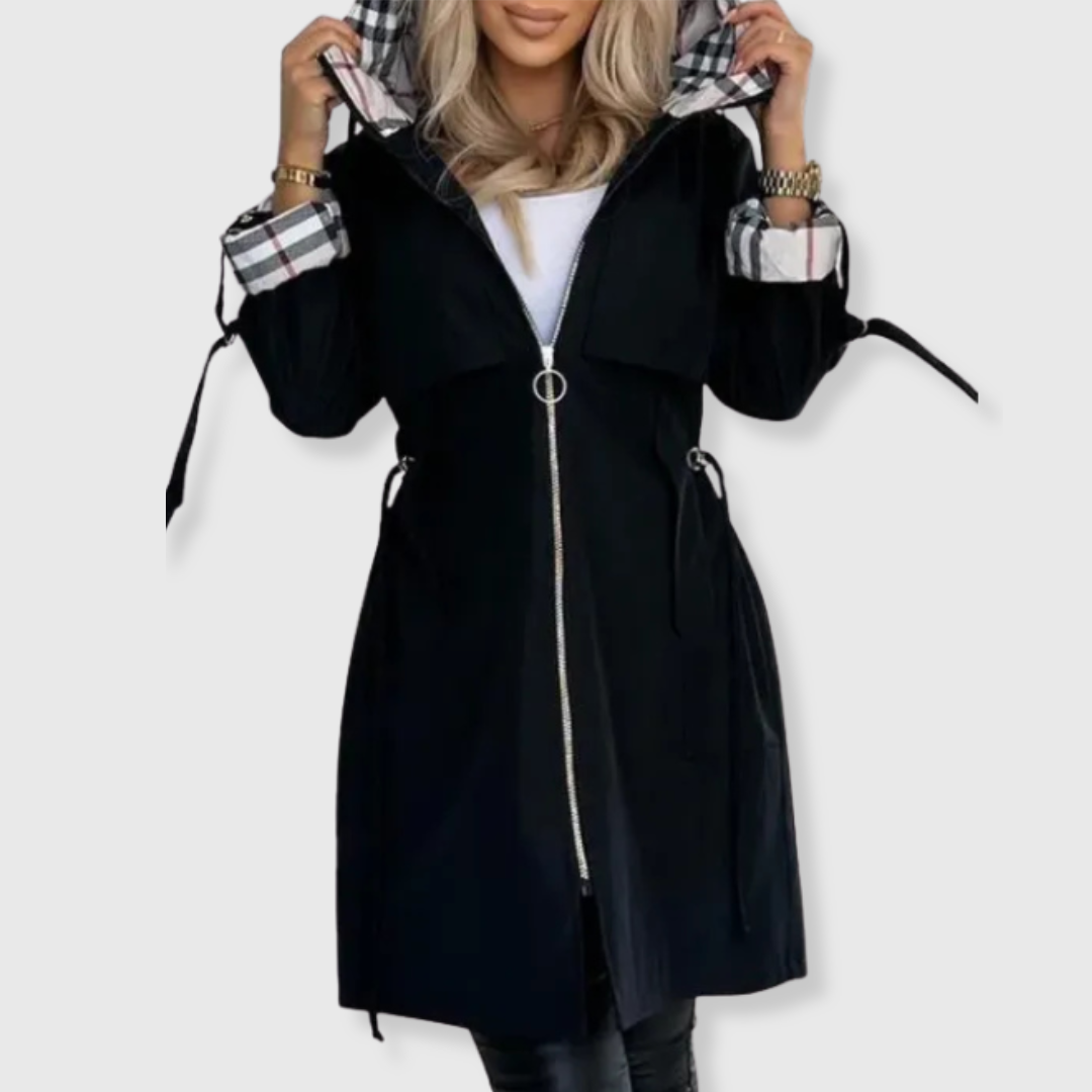 Chaqueta larga con capucha y detalles elegantes