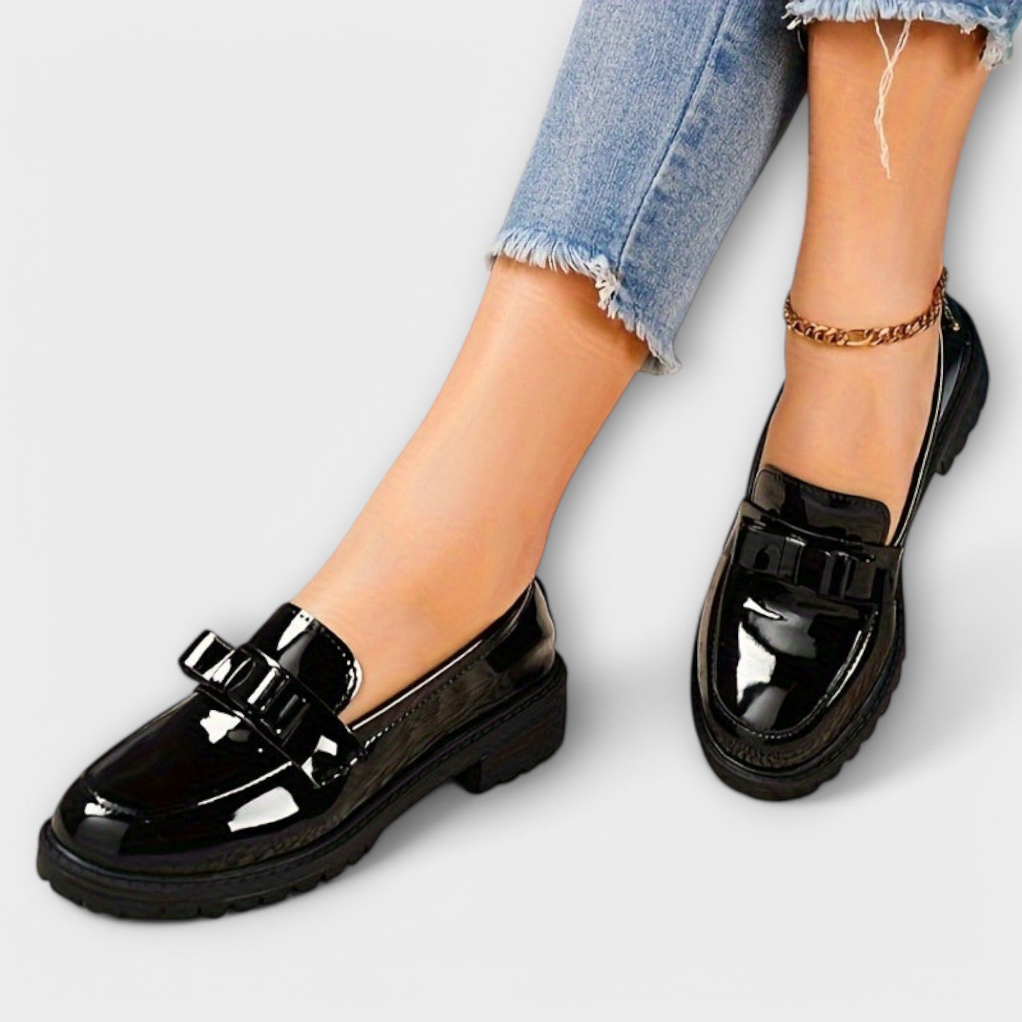 Mocasines negros con lazo de charol para mujer