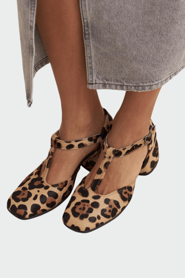 Zapatos de tiras en T con estampado animal