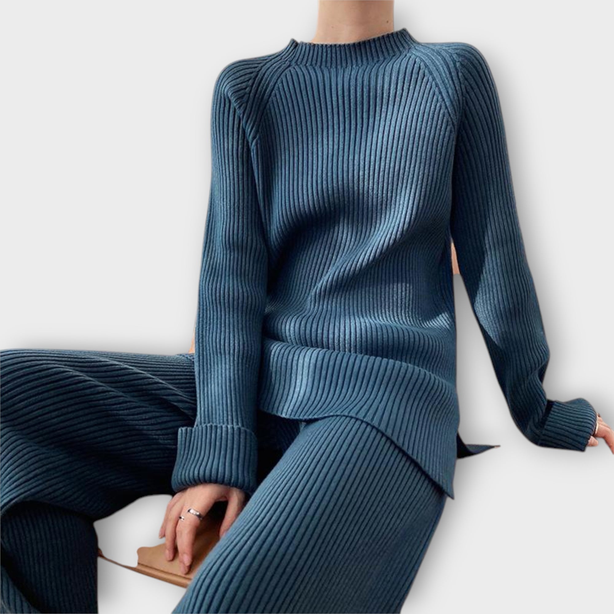 Conjunto de punto con diseño minimalista y corte holgado