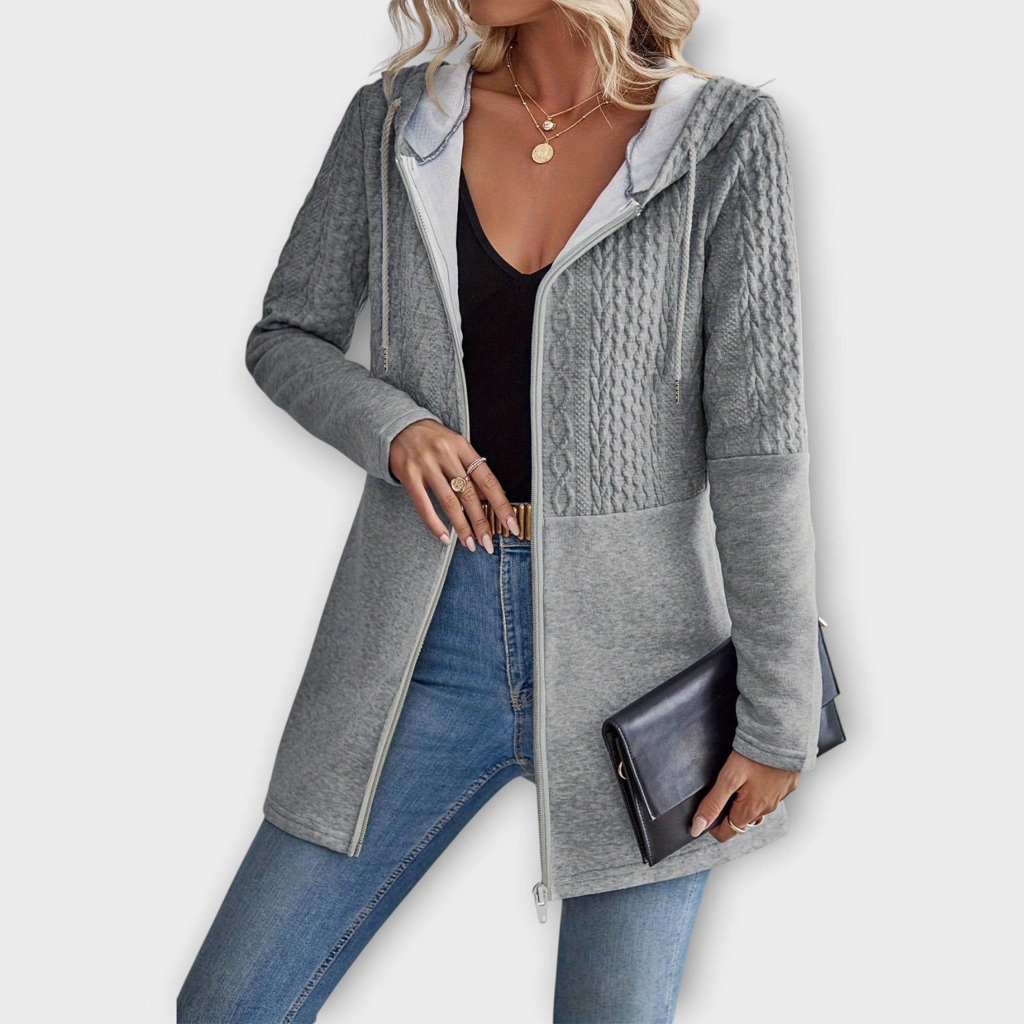 Cárdigan elegante con capucha y detalles modernos