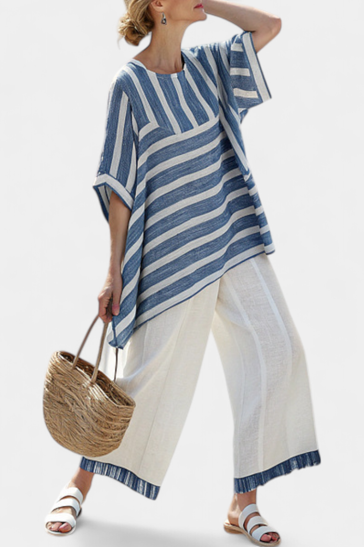 Elegante conjunto de lino mediterráneo con rayas azules y pantalón con ribete para un look fresco y elegante.