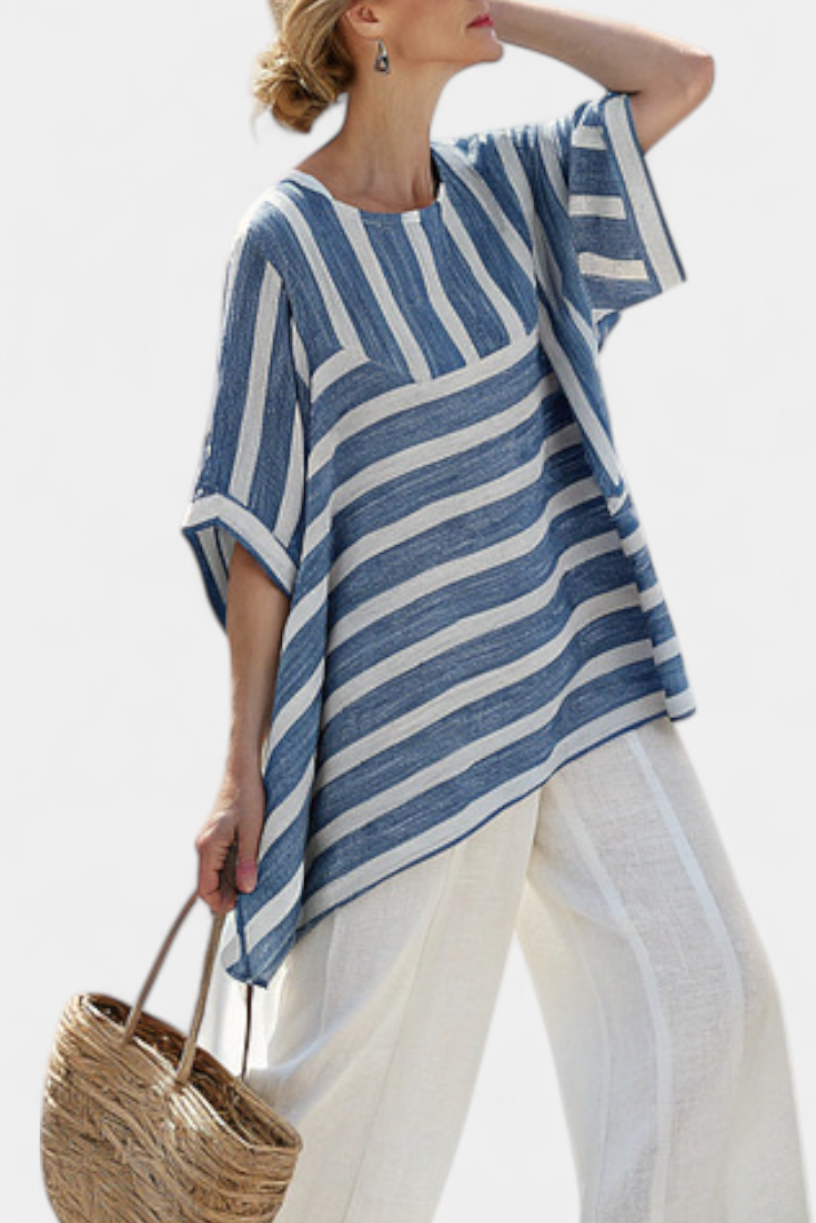 Elegante conjunto de lino mediterráneo con rayas azules y pantalón con ribete para un look fresco y elegante.