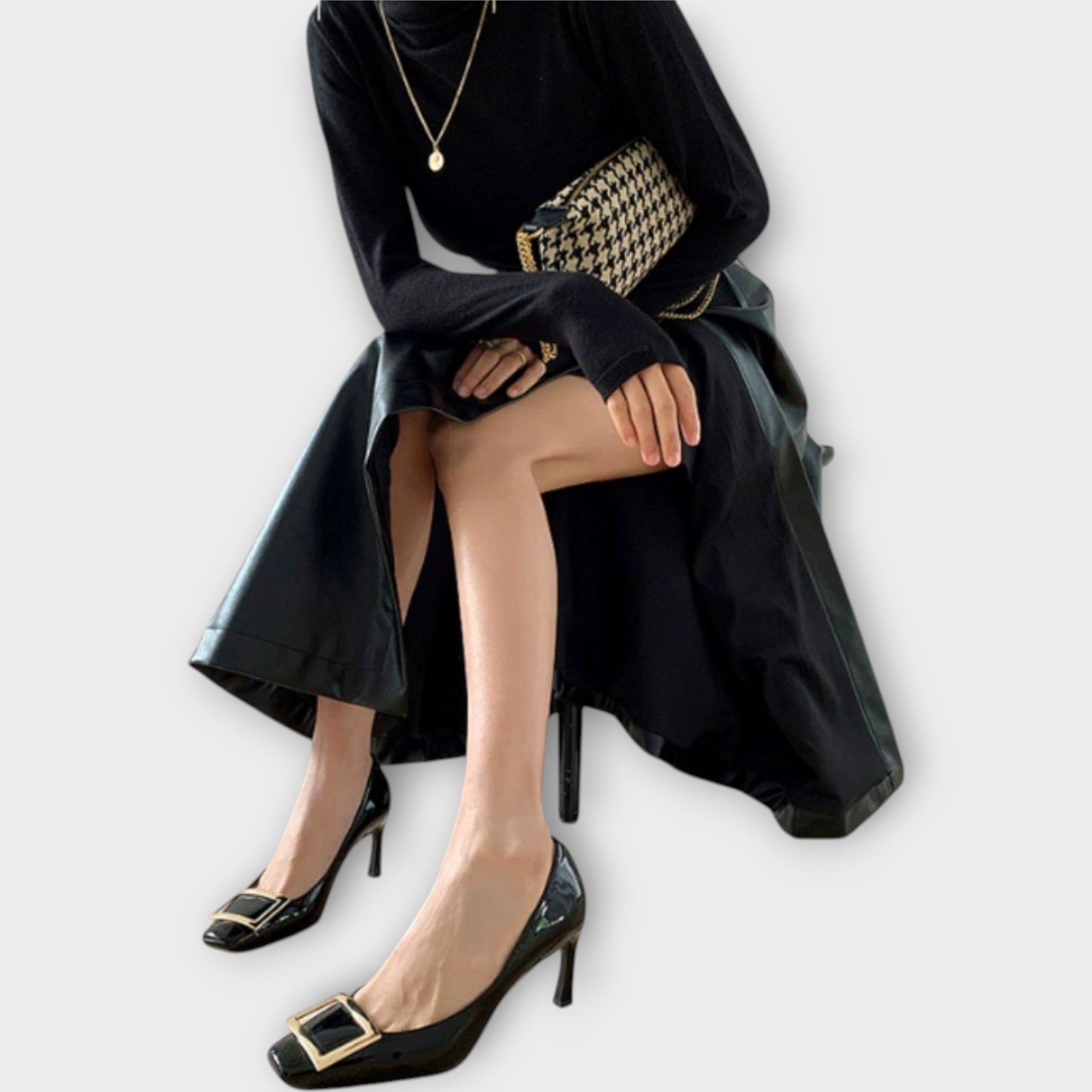 Sandalias elegantes de tacón medio y punta cuadrada.