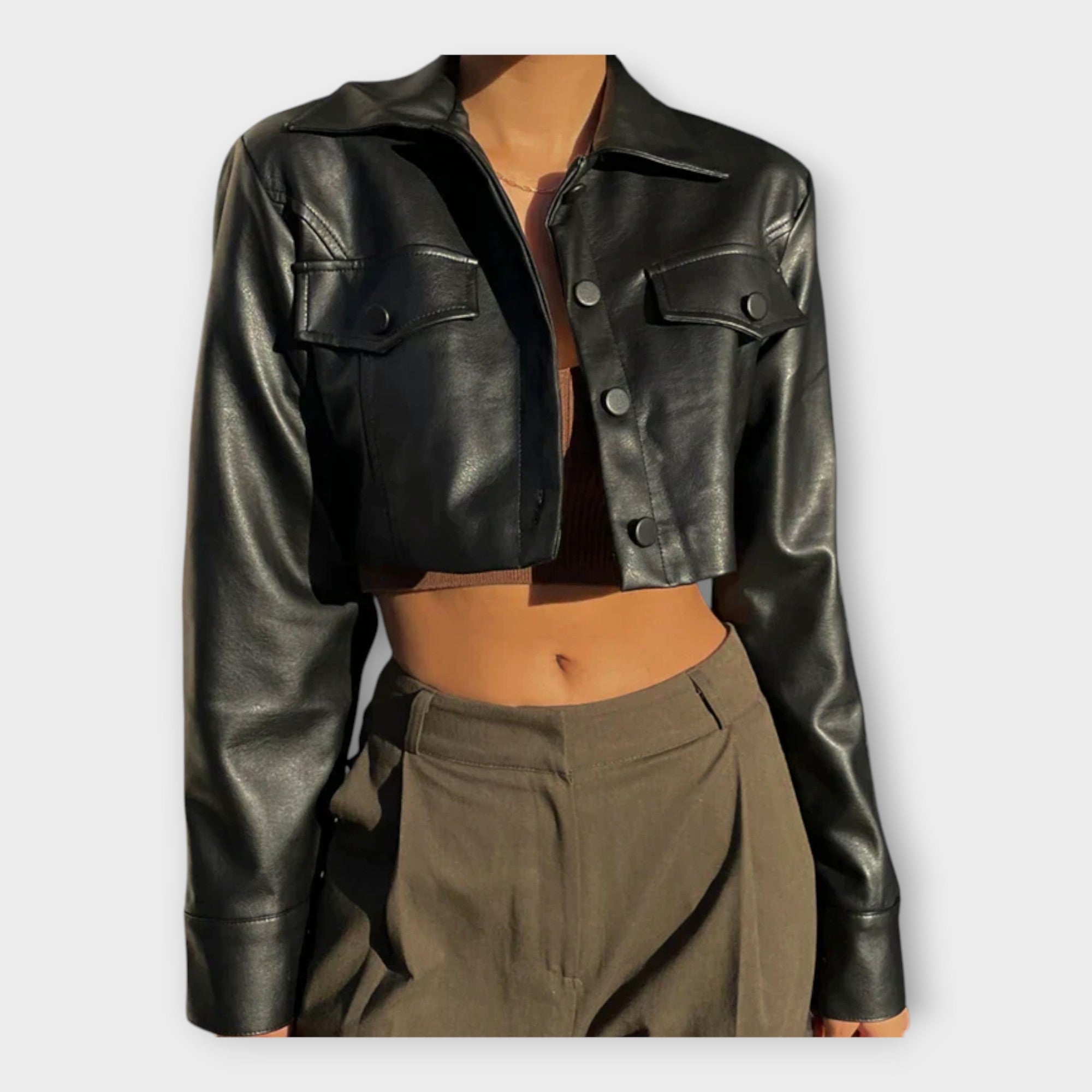 Chaqueta corta de cuero con bolsillos