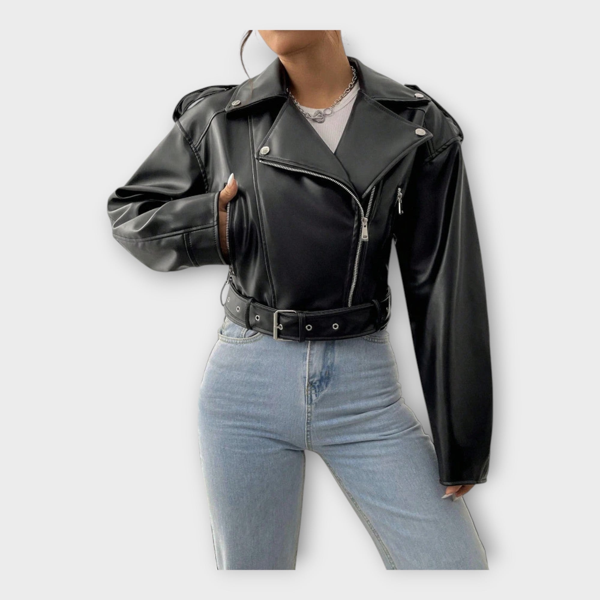 Chaqueta corta de cuero con cinturón