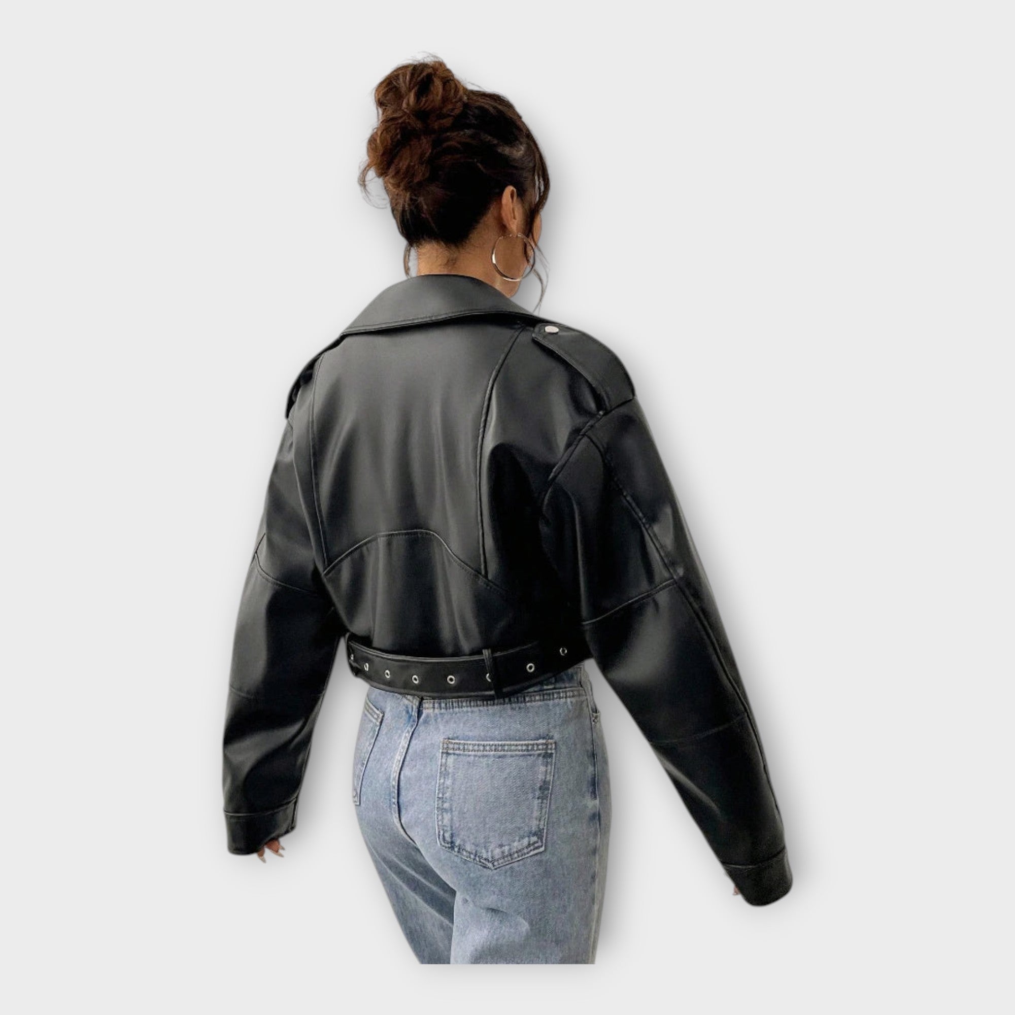 Chaqueta corta de cuero con cinturón