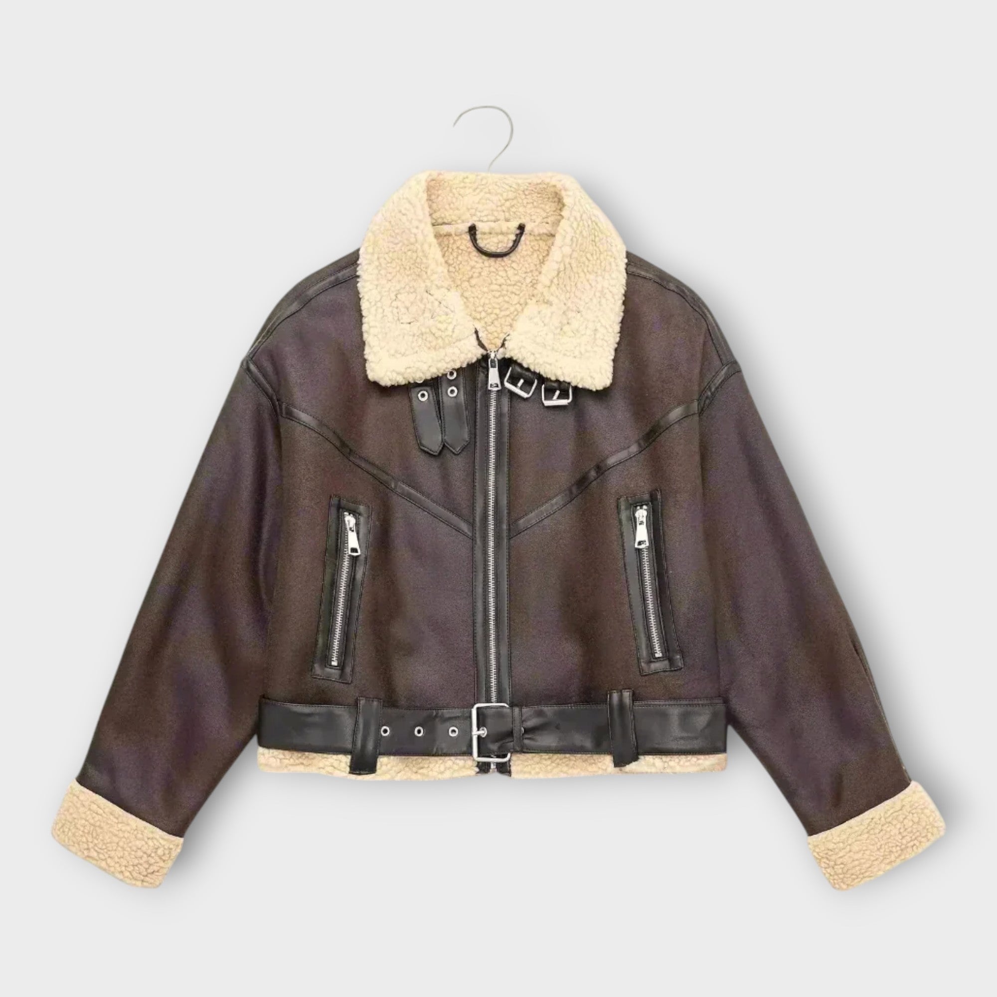 Chaqueta corta de cuero con pelo y cinturón