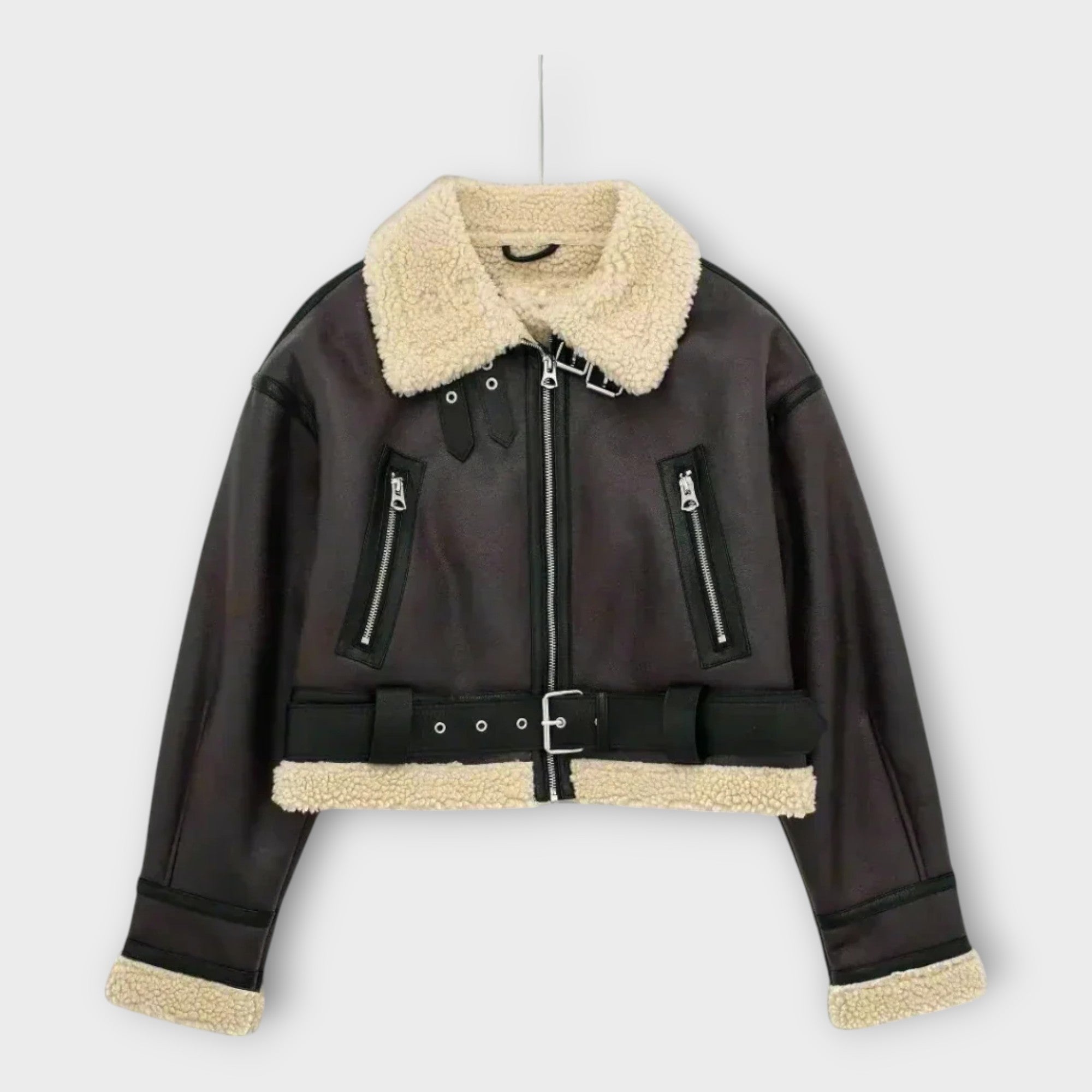 Chaqueta corta de cuero con pelo y cinturón