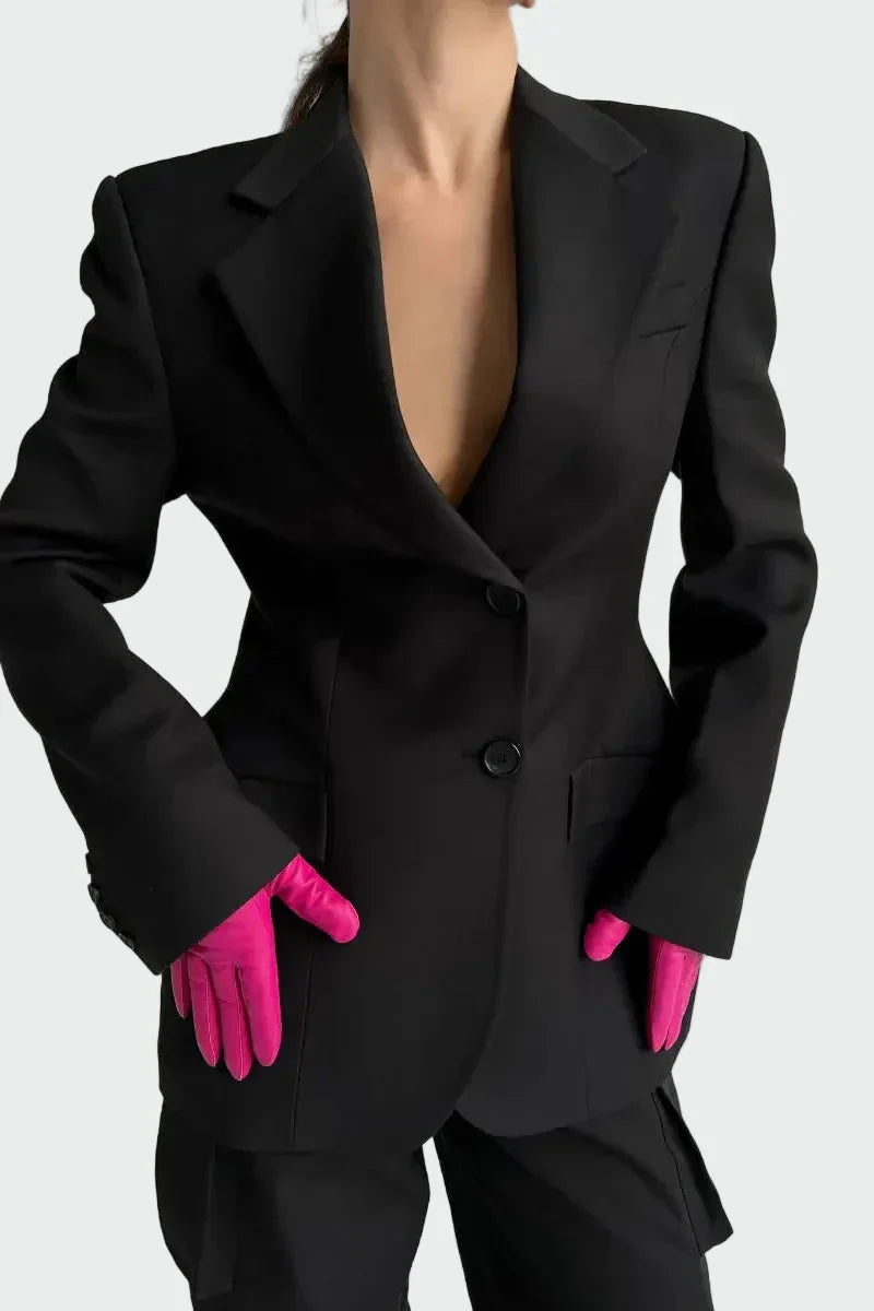 Chaqueta con líneas y botones impresionantes