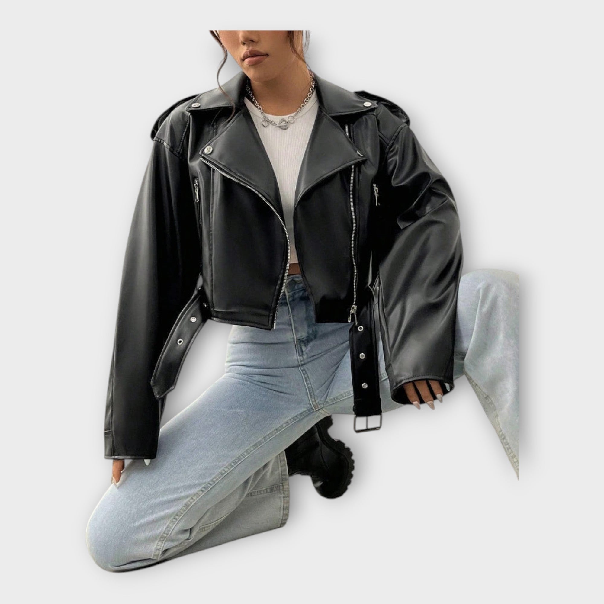 Chaqueta corta de cuero con cinturón