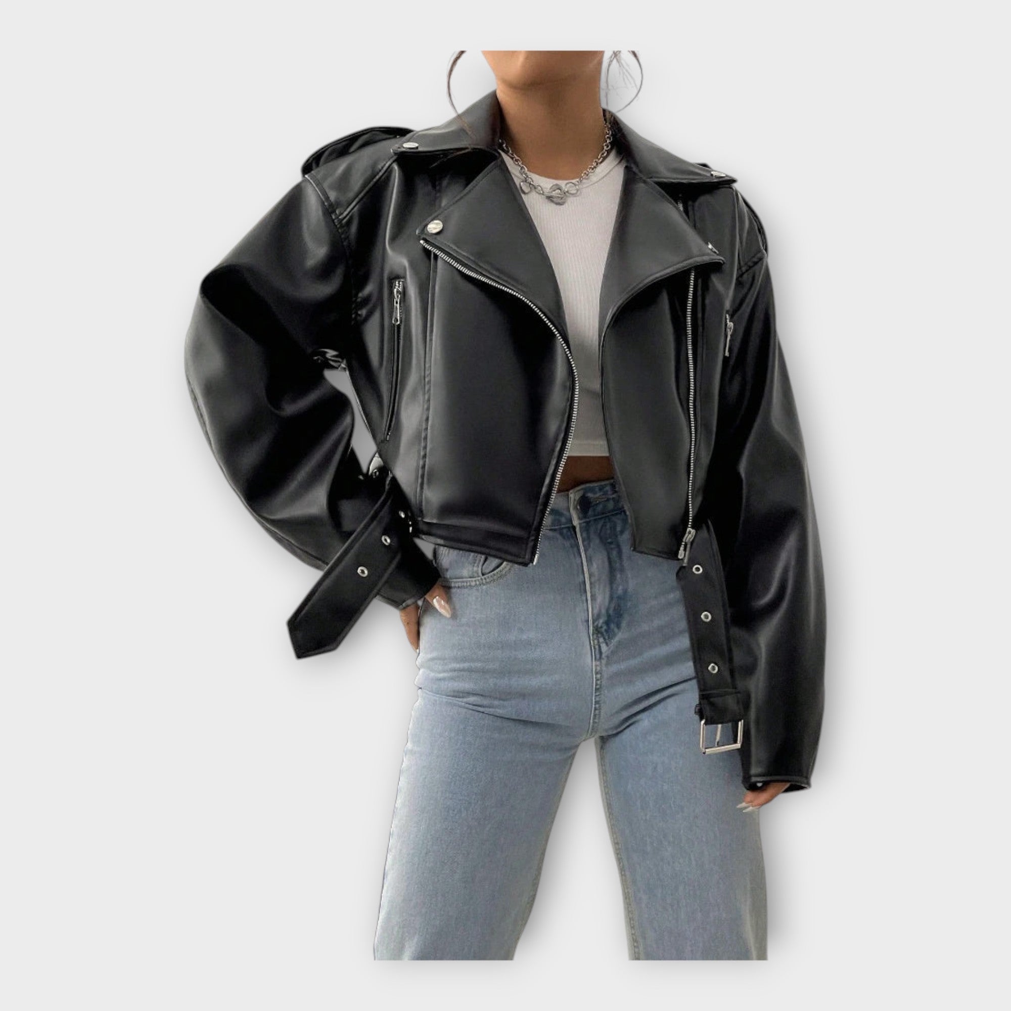 Chaqueta corta de cuero con cinturón