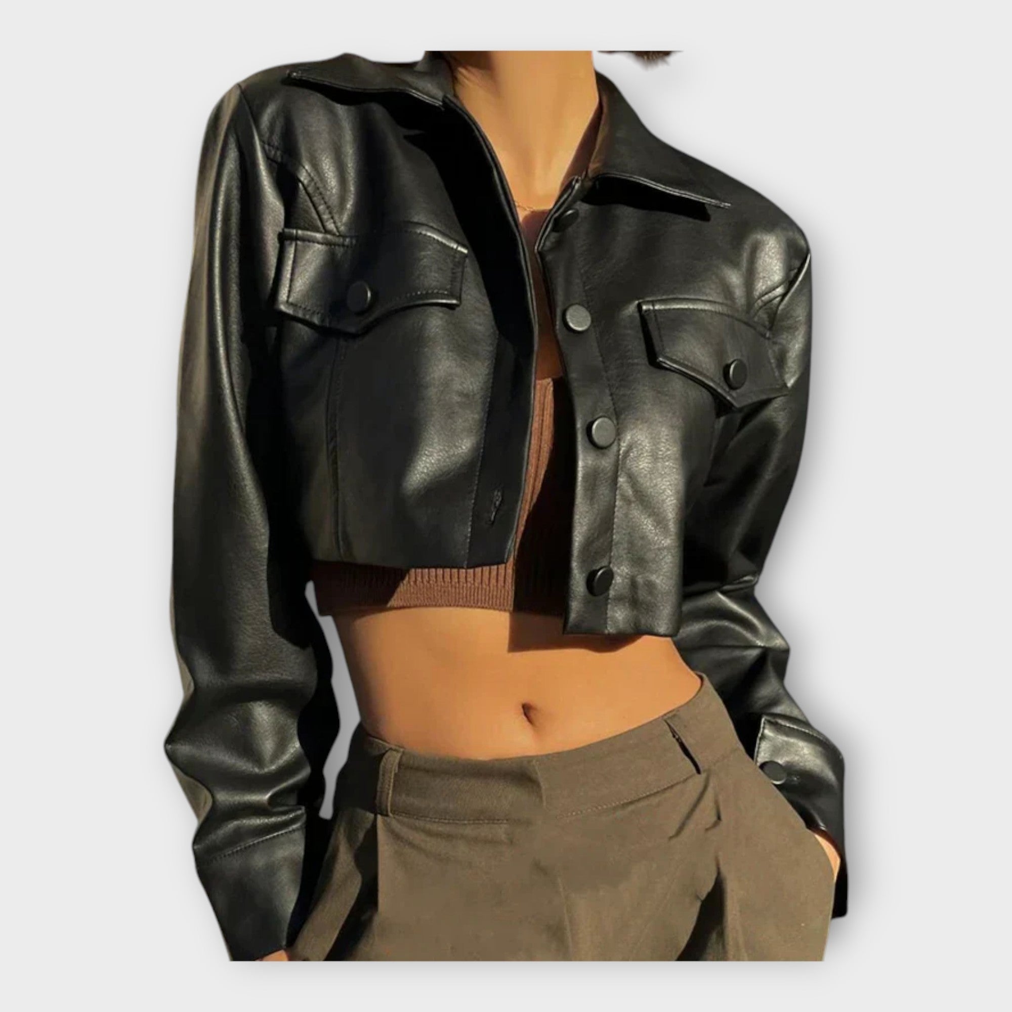 Chaqueta corta de cuero con bolsillos